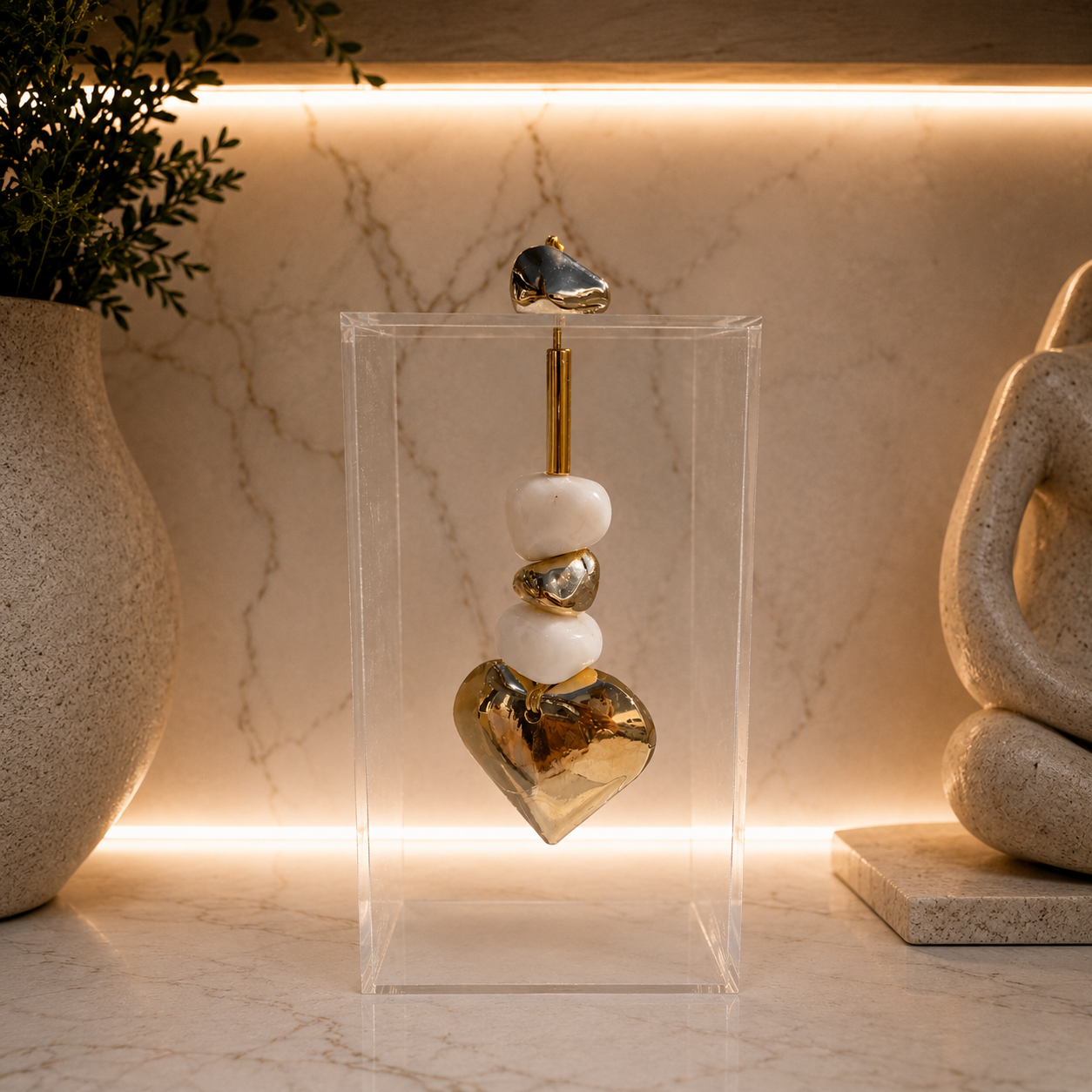 Caixa decorativa de acrílico com coração banhado e Quartzo Branco.