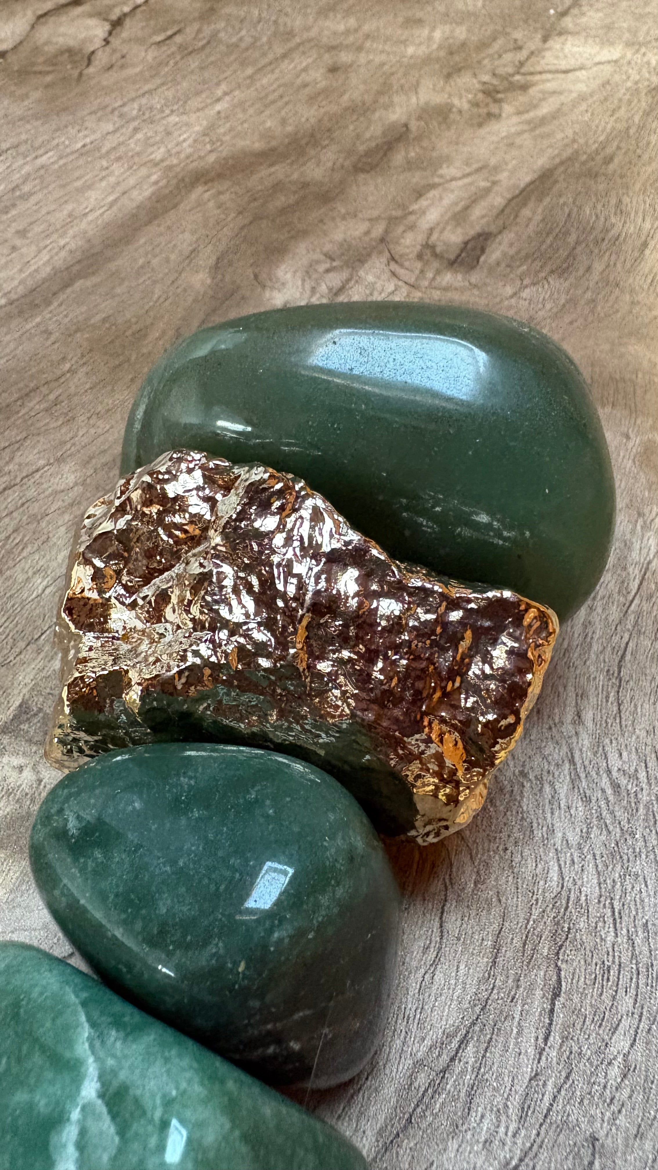 Colar de Mesa Fialho com pedras naturais - Quartzo verde com Banhada.