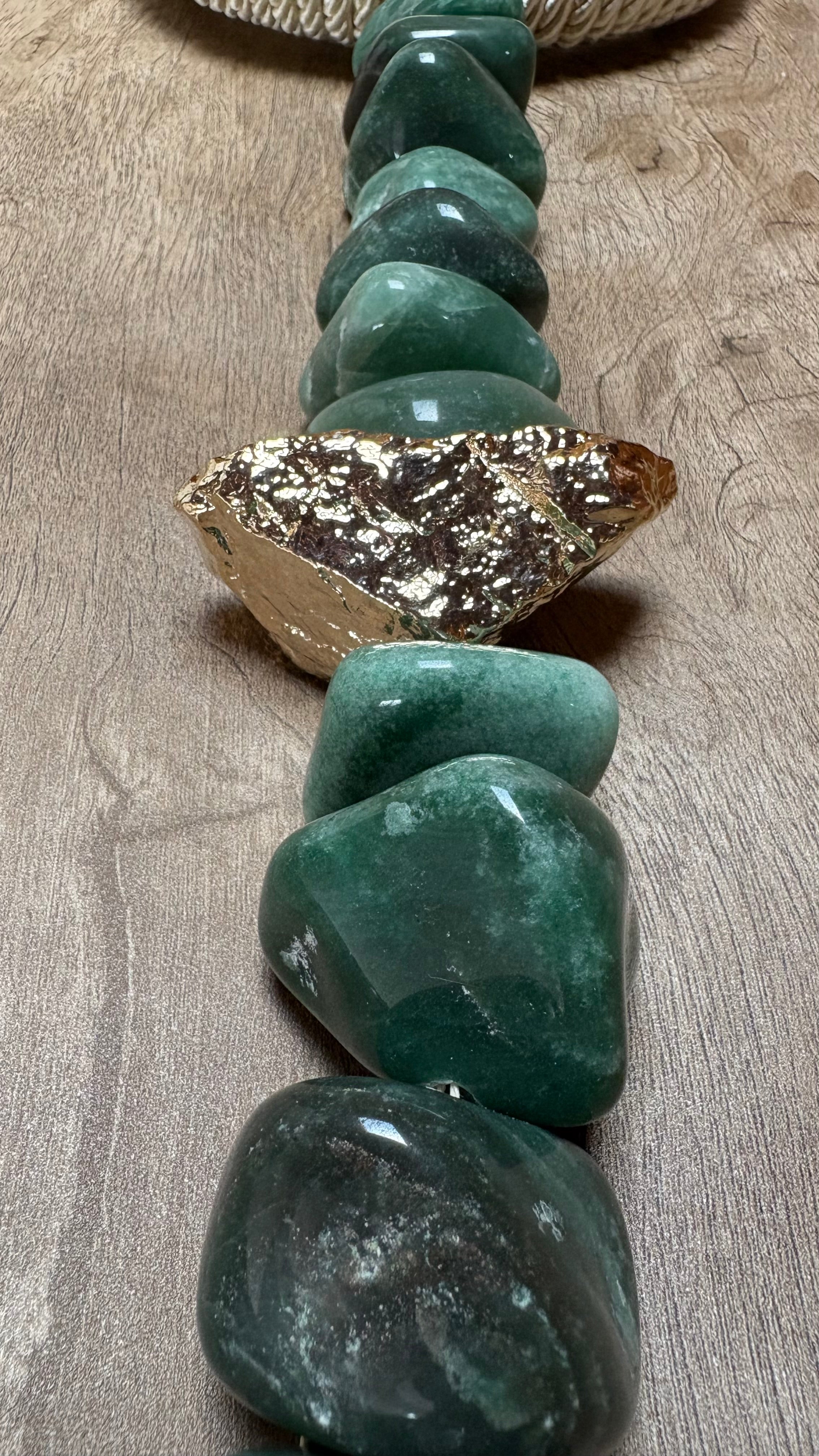 Colar de Mesa Fialho com pedras naturais - Quartzo verde com Macrame.