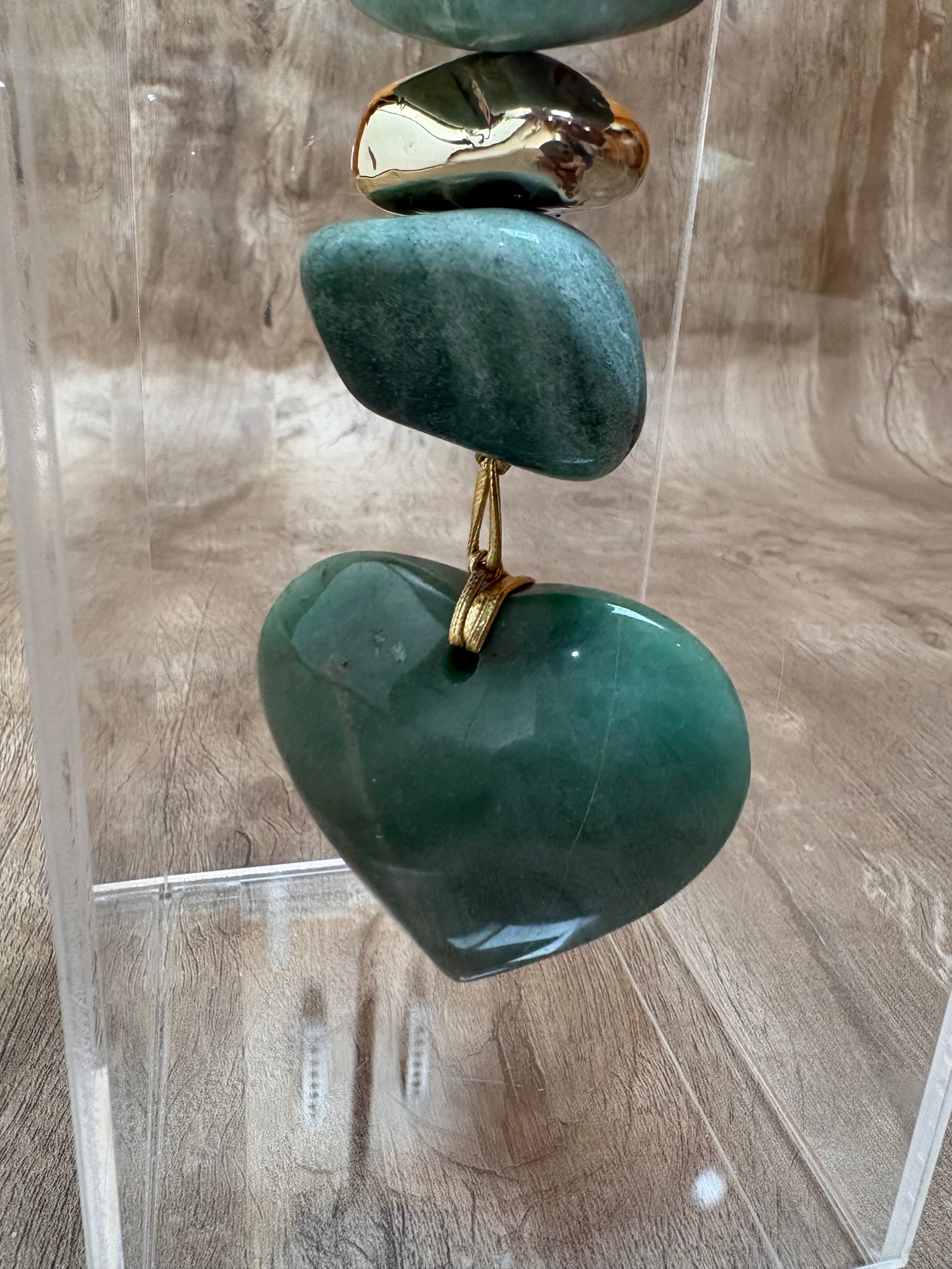Caixa decorativa de acrílico de pedras de Quartzo verde e coração.