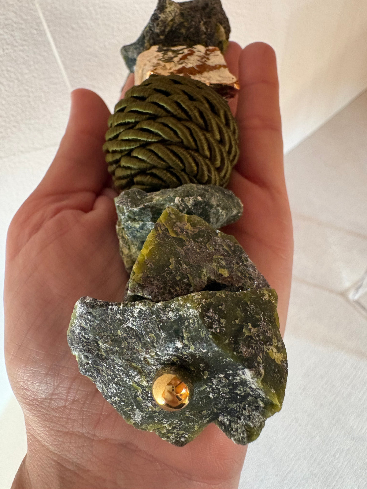 Caixa decorativa de acrílico de Serpentinita, Banhada e Esfera de Macrame.