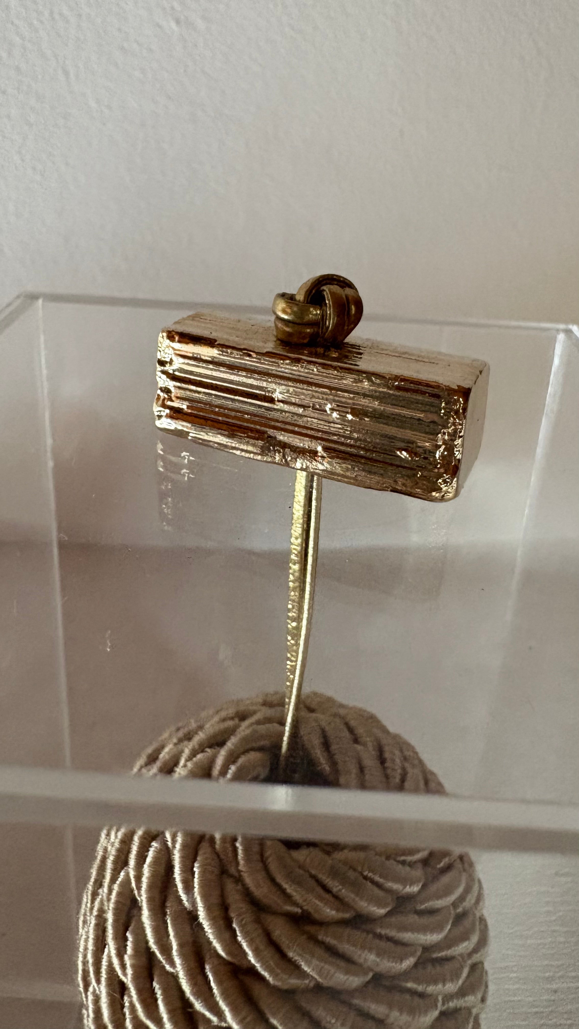 Caixa decorativa de acrílico de Aragonita e Esfera de Macrame.