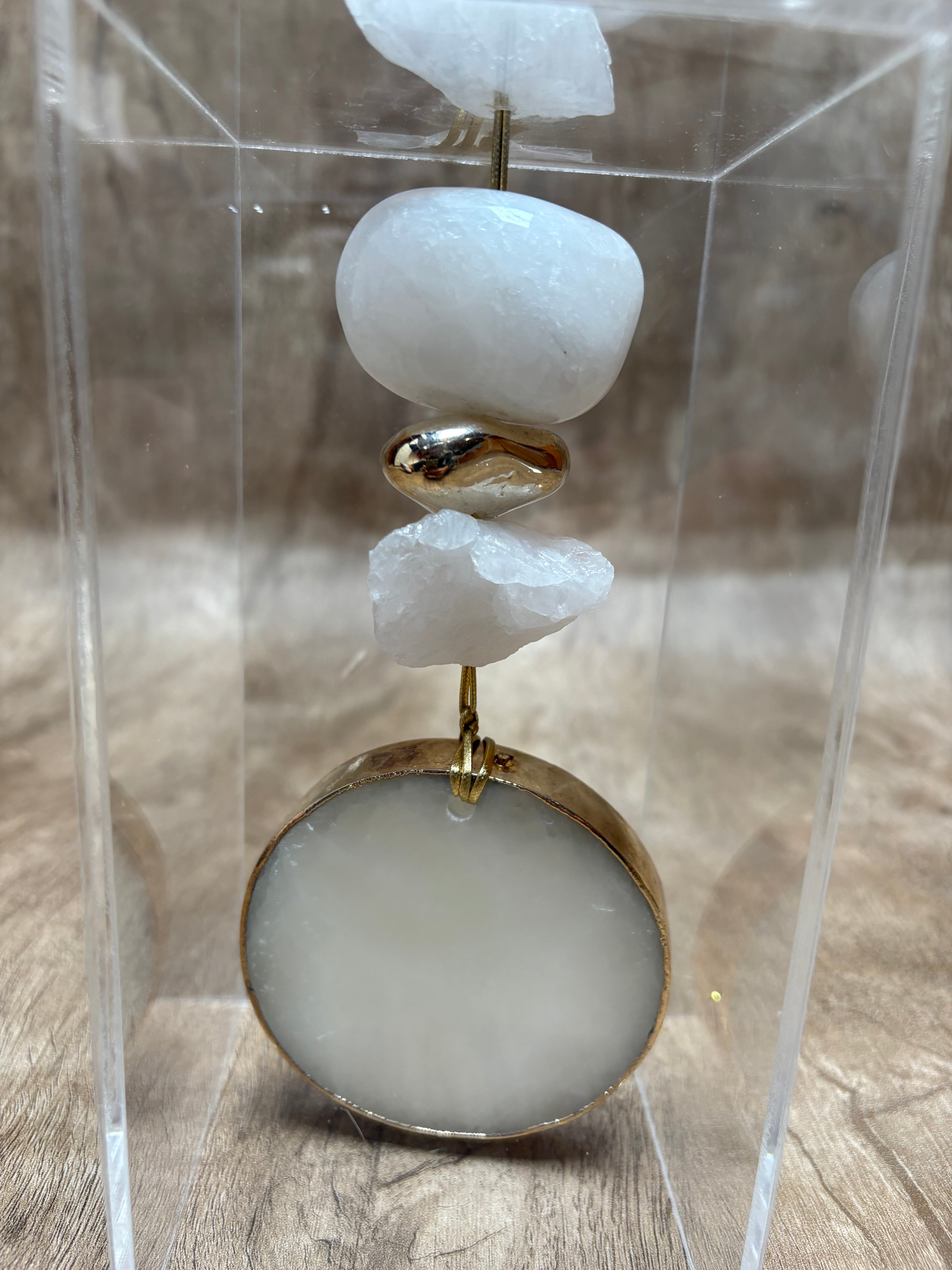 Caixa decorativa de acrílico de Quartzo Braço e Selenita Banhada.