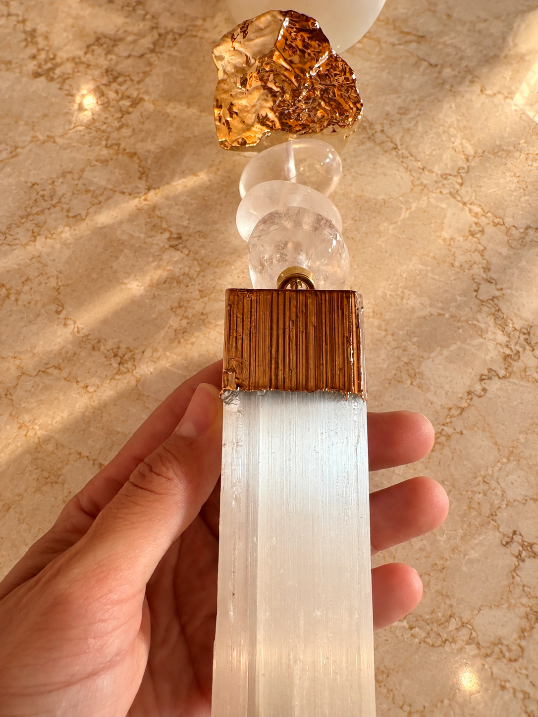 Colar de Mesa Bruna - Quartzo Branco, Cristal com Selenita Banhada.