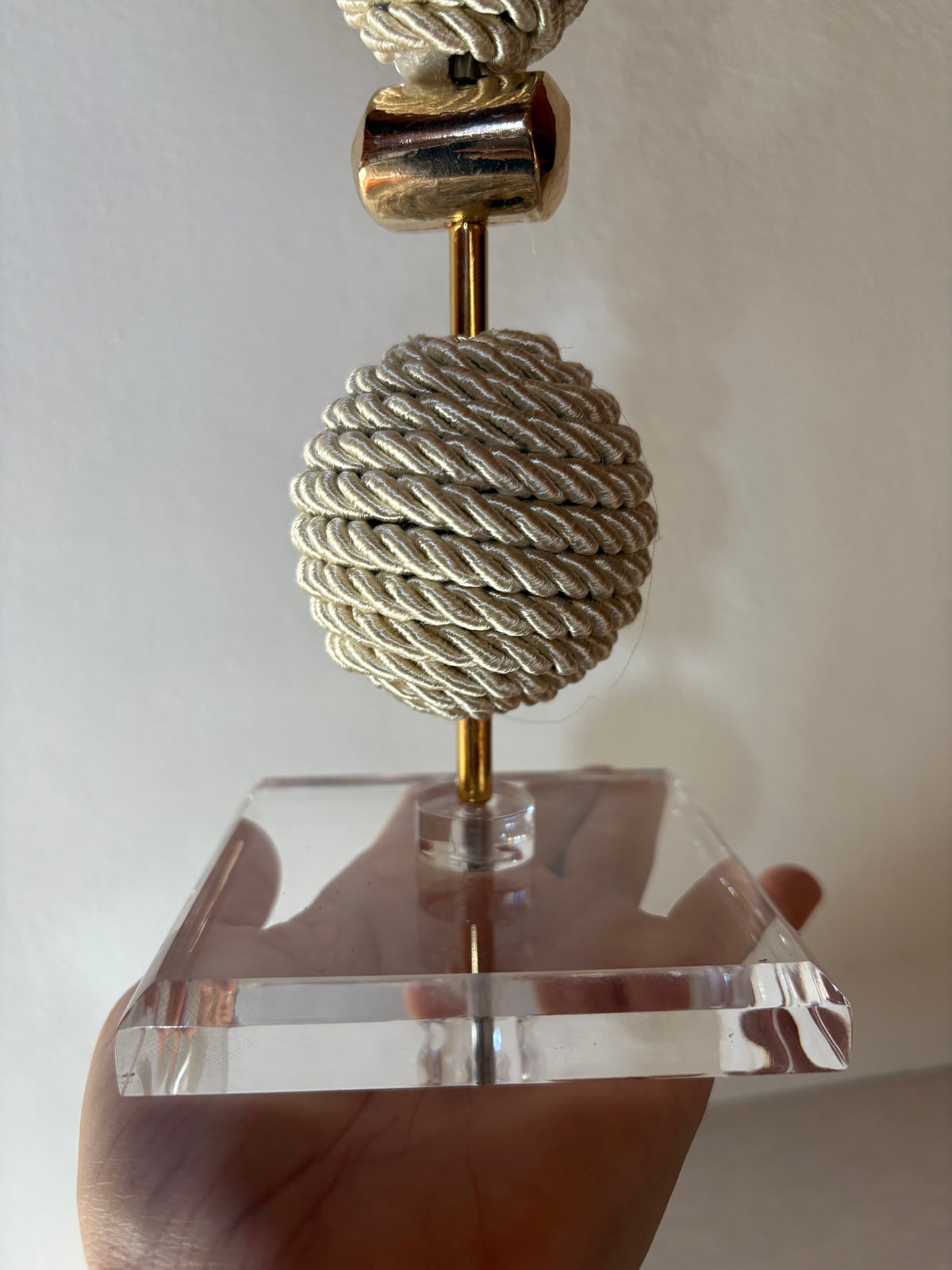 Escultura Decorativa de Esfera com fio de Macrame com Pedra Banhada.