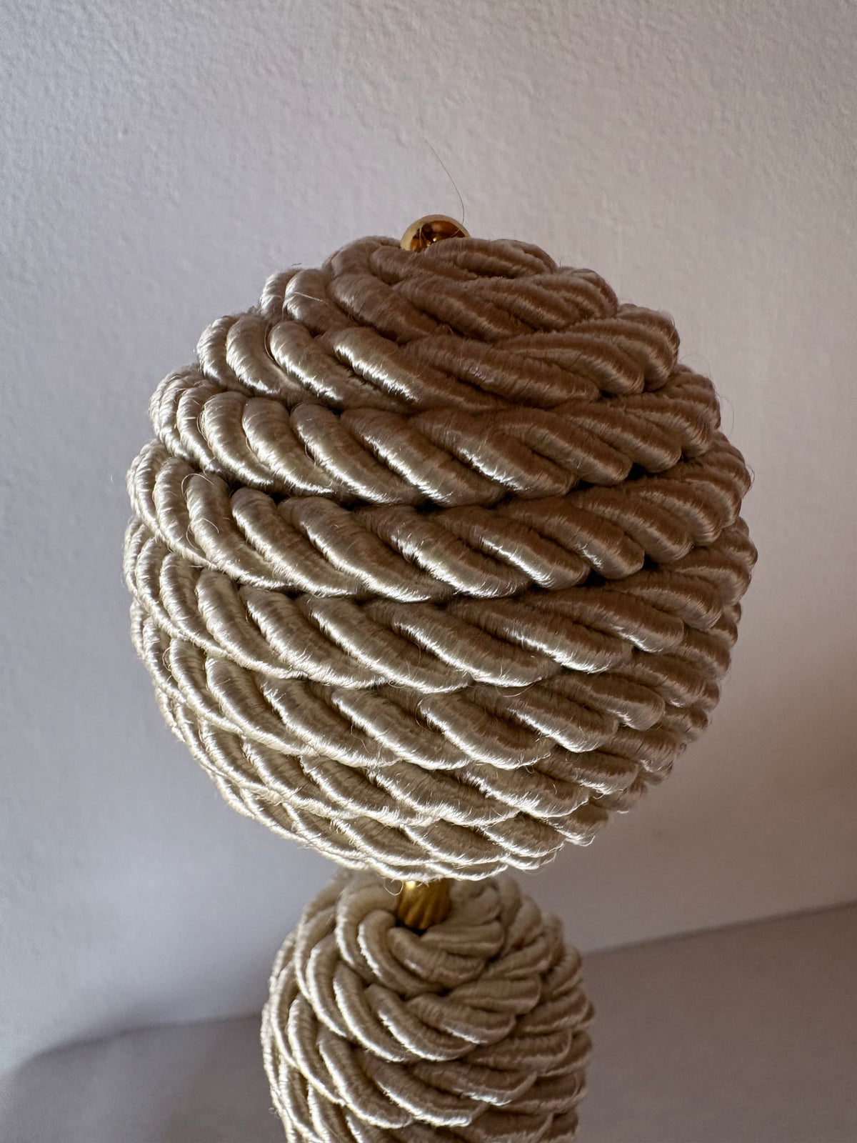Escultura Decorativa de Esfera com fio de Macrame com Pedra Banhada.