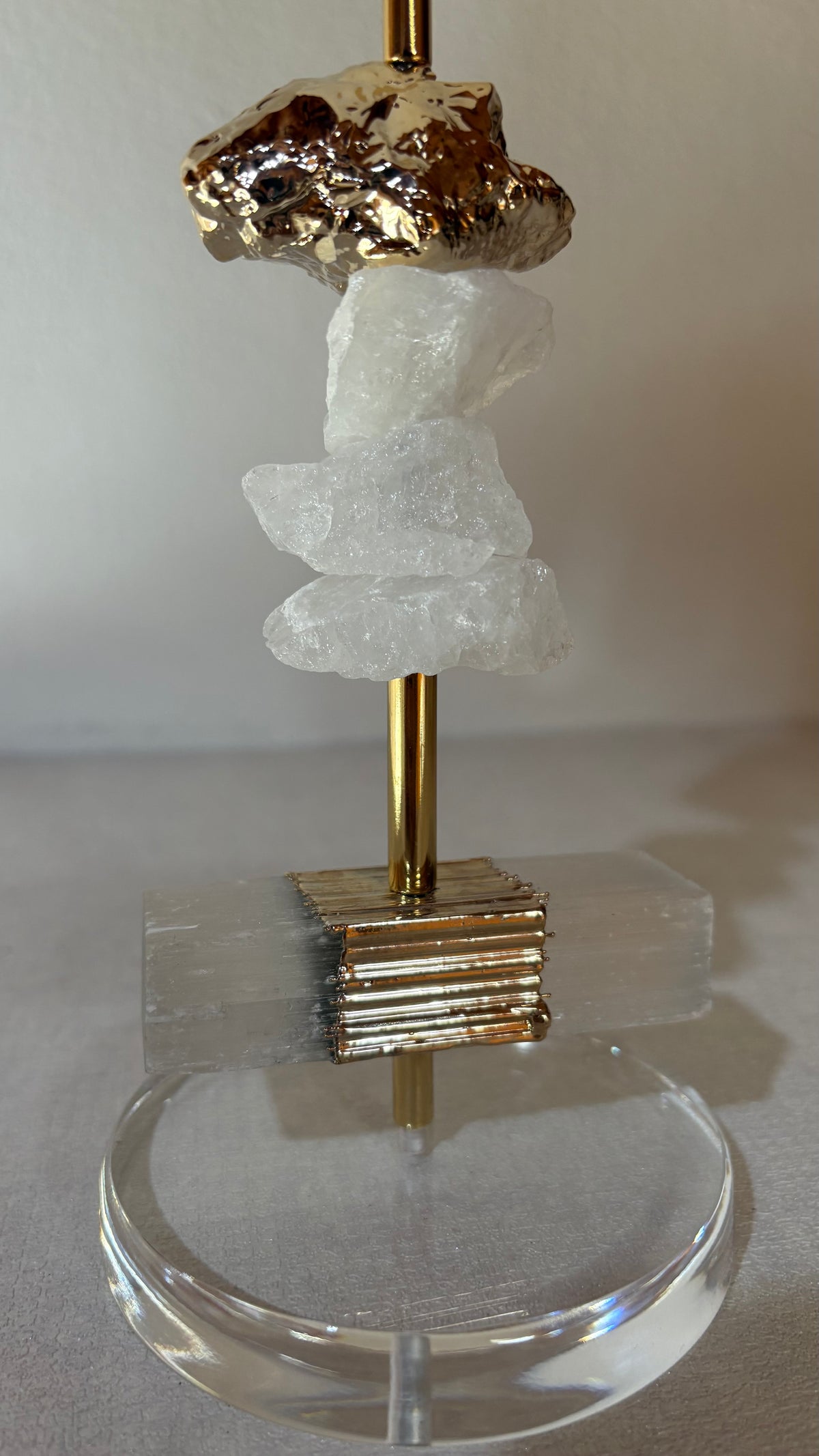 Escultura Decorativa de Selenita com Quartzo Branco Bruto.
