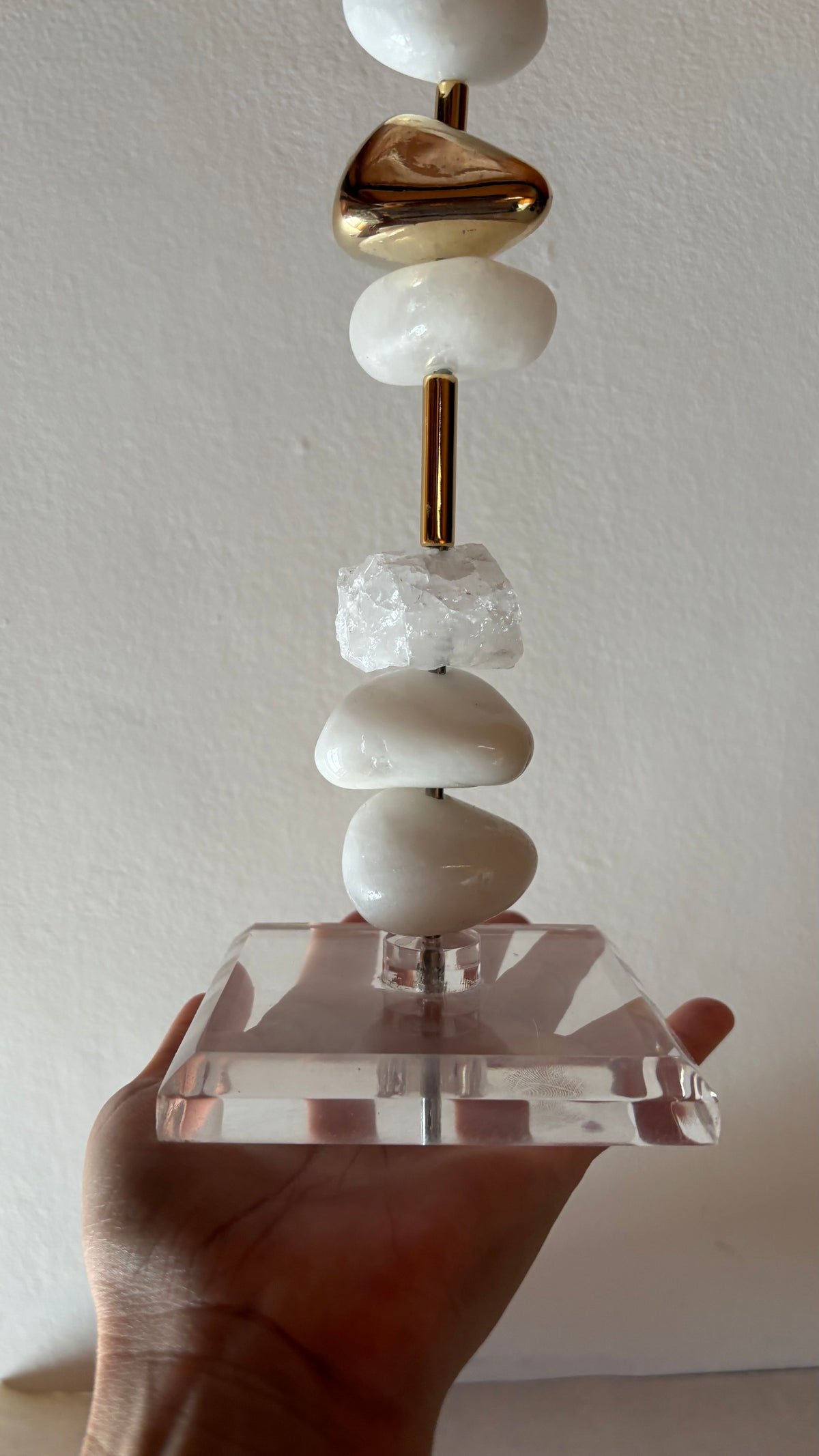 Escultura Decorativa de Quartzo Branco Rolado e Bruto e Pedra Banhada.
