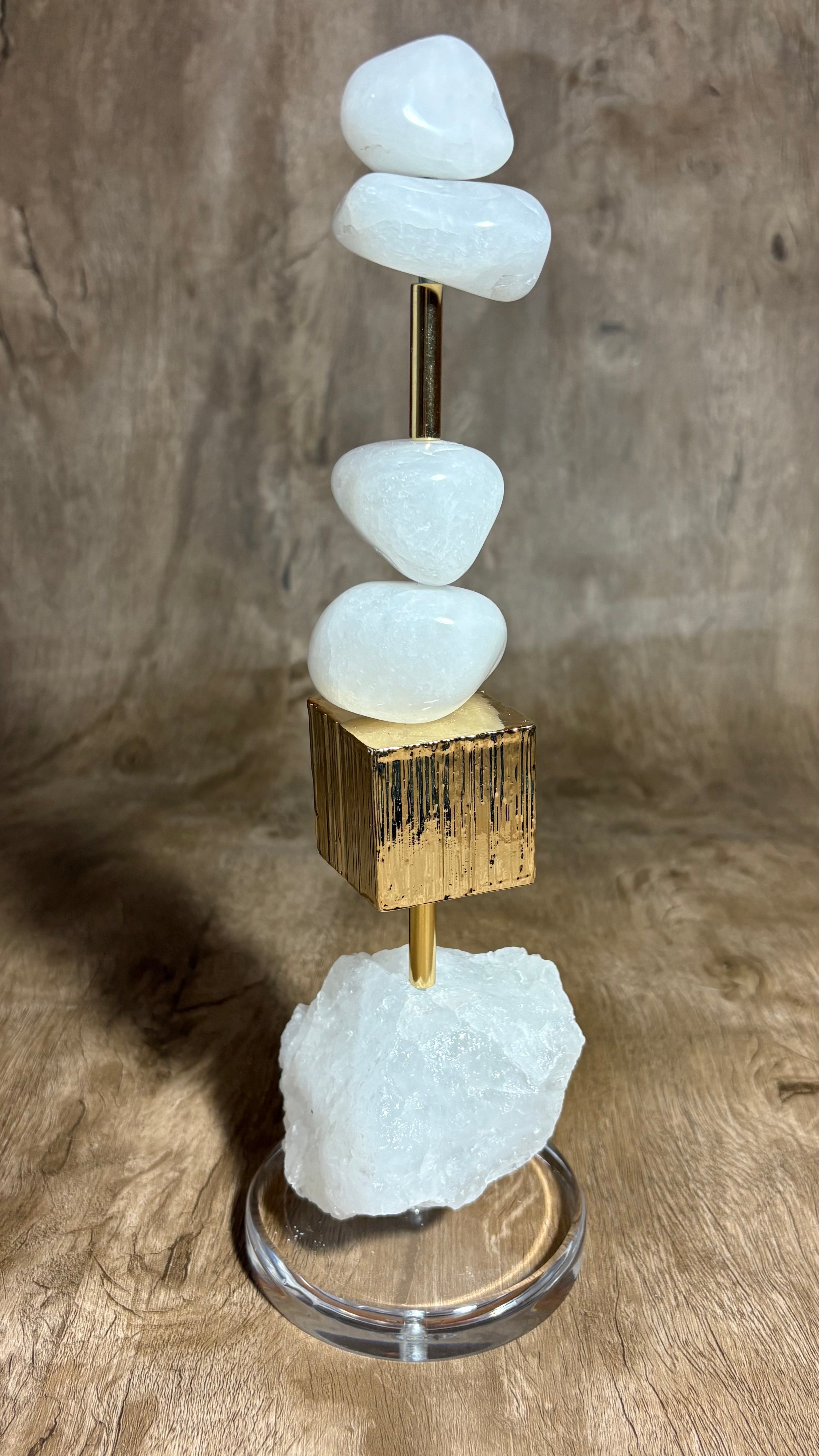 Escultura Decorativa de Quartzo Branco e esfera banhada. (Cópia)