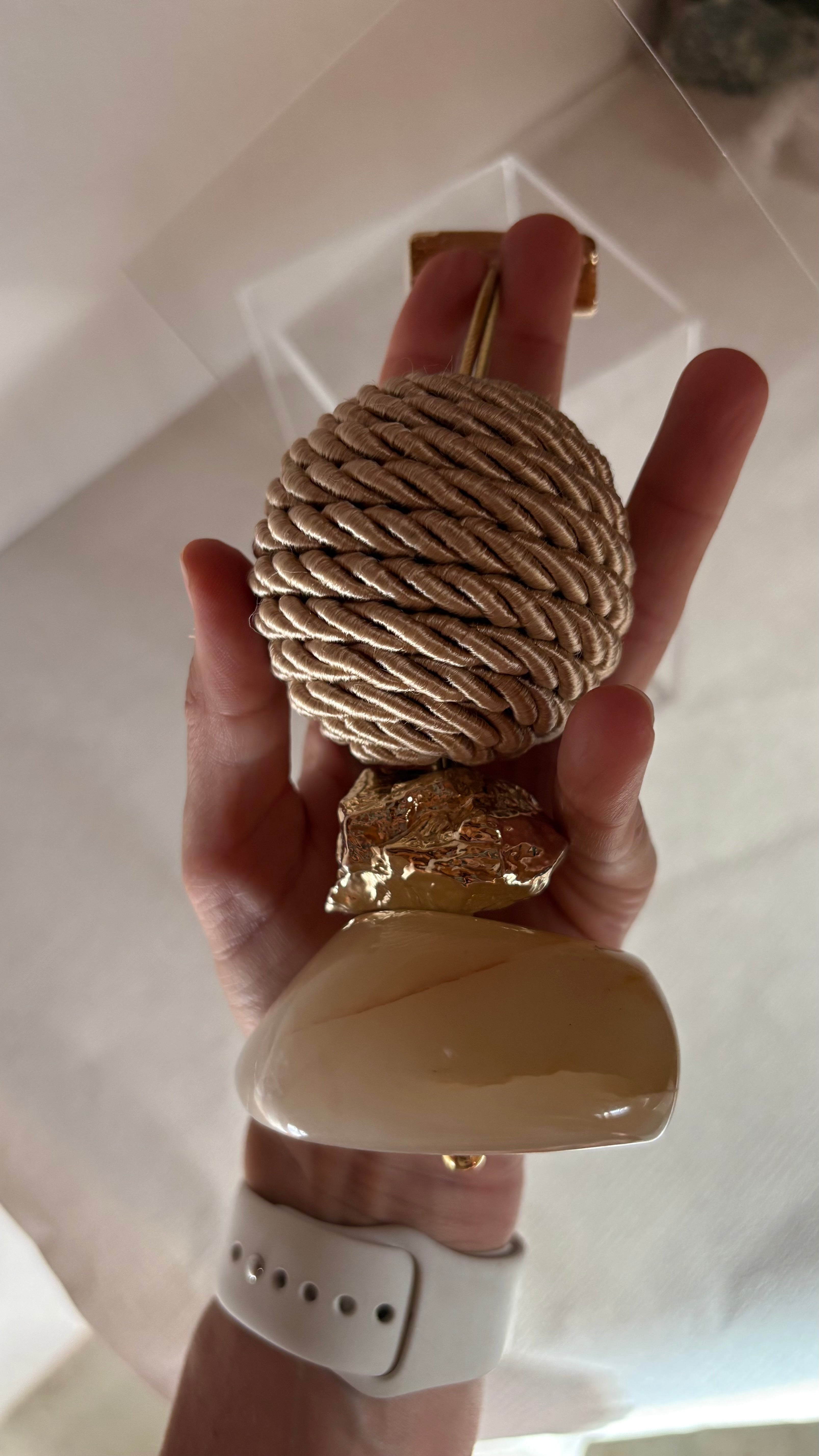 Caixa decorativa de acrílico de Aragonita e Esfera de Macrame.