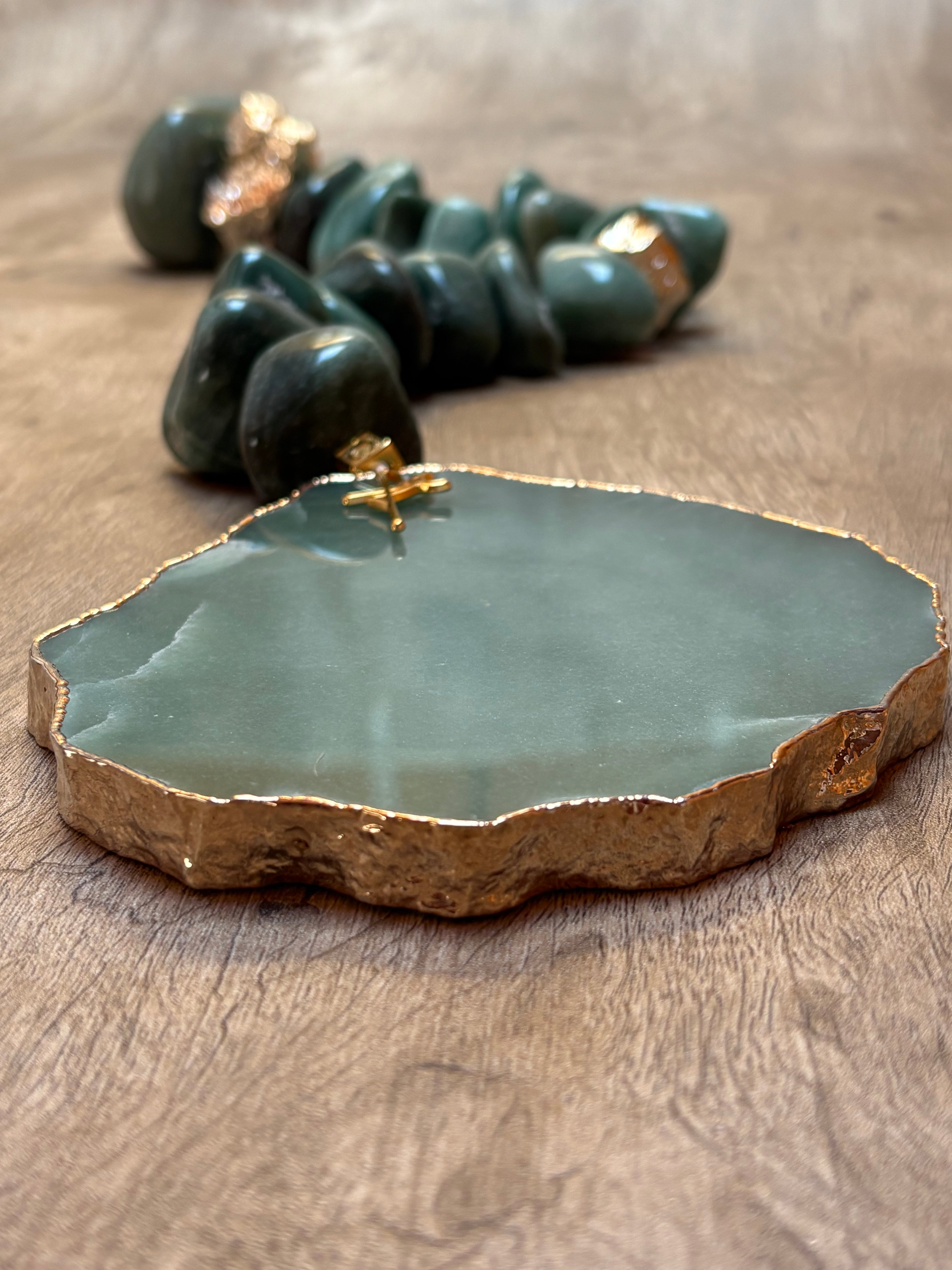 Colar de Mesa Fialho com pedras naturais - Quartzo verde com Banhada.