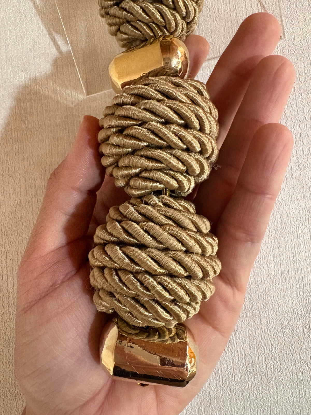 Caixa decorativa de acrílico de Esfera de Fio de Macrame e Pedra Banhada.