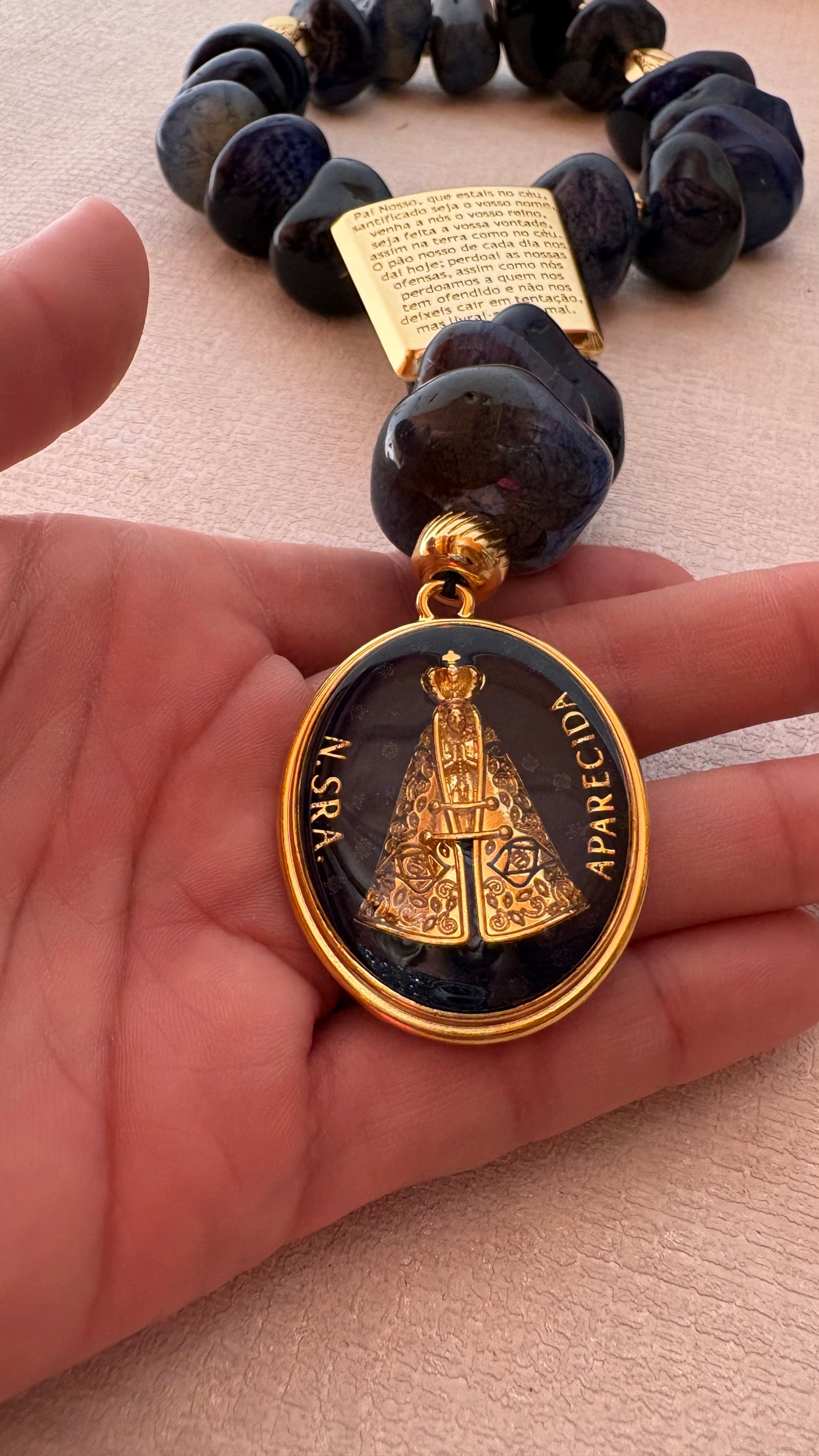 Terço Pai Nosso de Pedras Naturais - Ágata Azul com Medalha da Nossa Senhora.