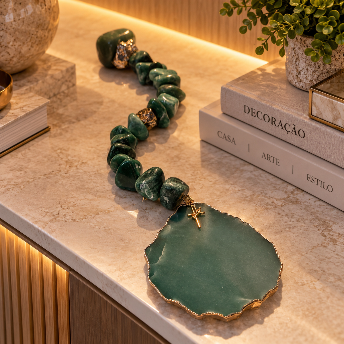 Colar de Mesa Fialho com pedras naturais - Quartzo verde com Banhada.