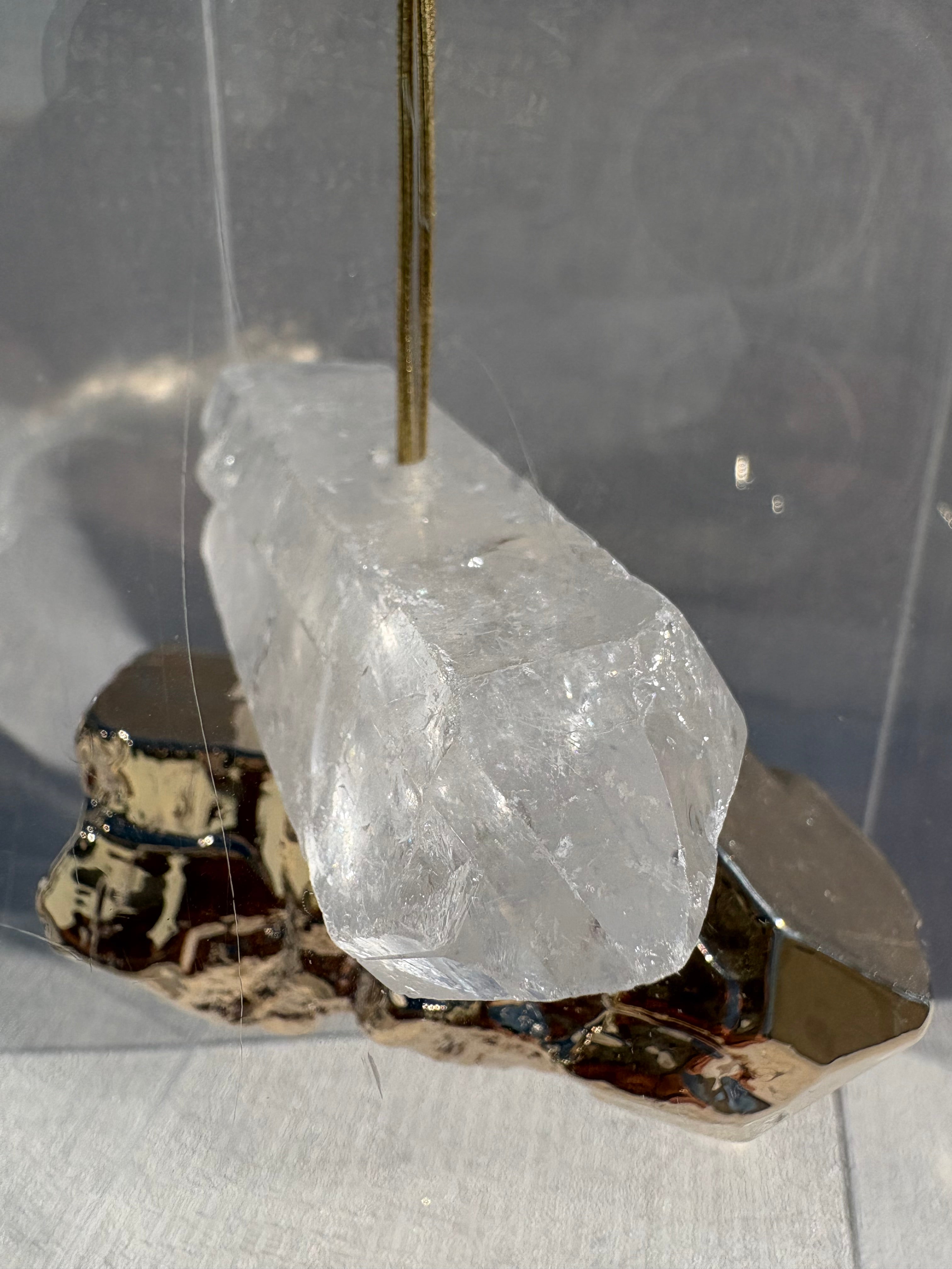 Caixa decorativa de acrílico com cristal, pedra banhada e garimpeiro.
