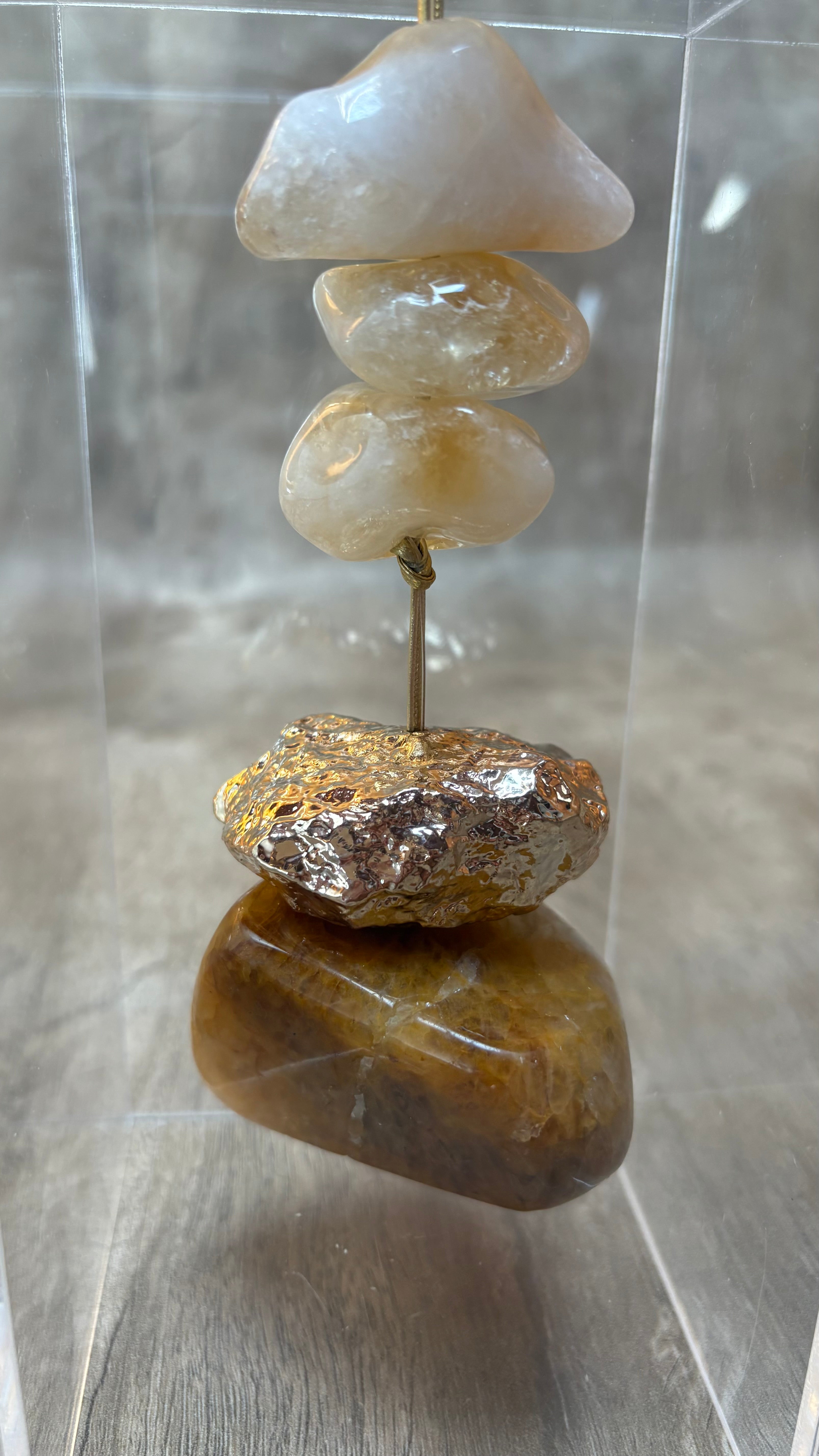 Caixa decorativa de acrílico de Citrino e Pedra Bruta Banhada.