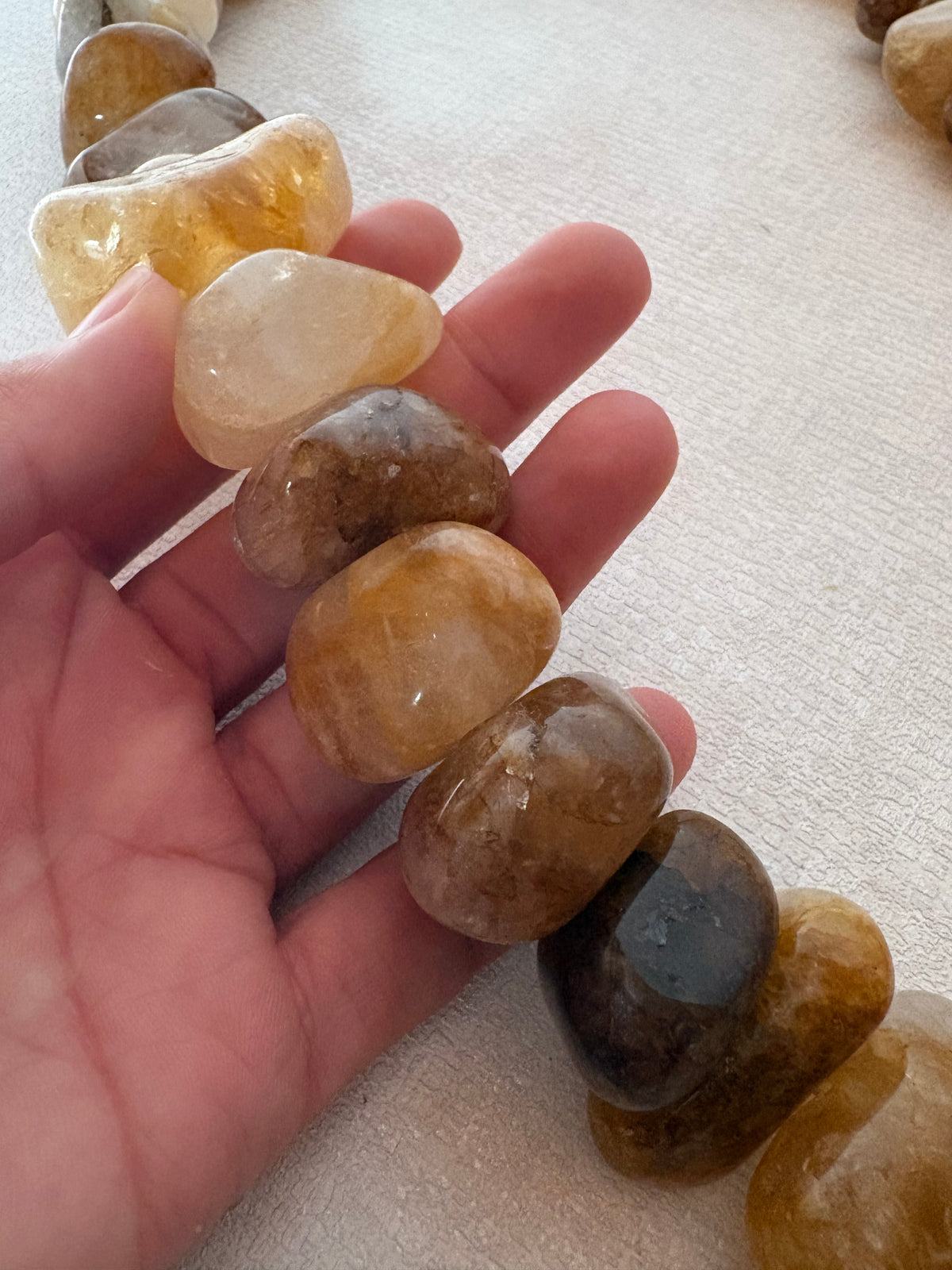 Terço decorativo de Pedras Naturais - Hematóide e Cruz de Ônix com 53 contas.