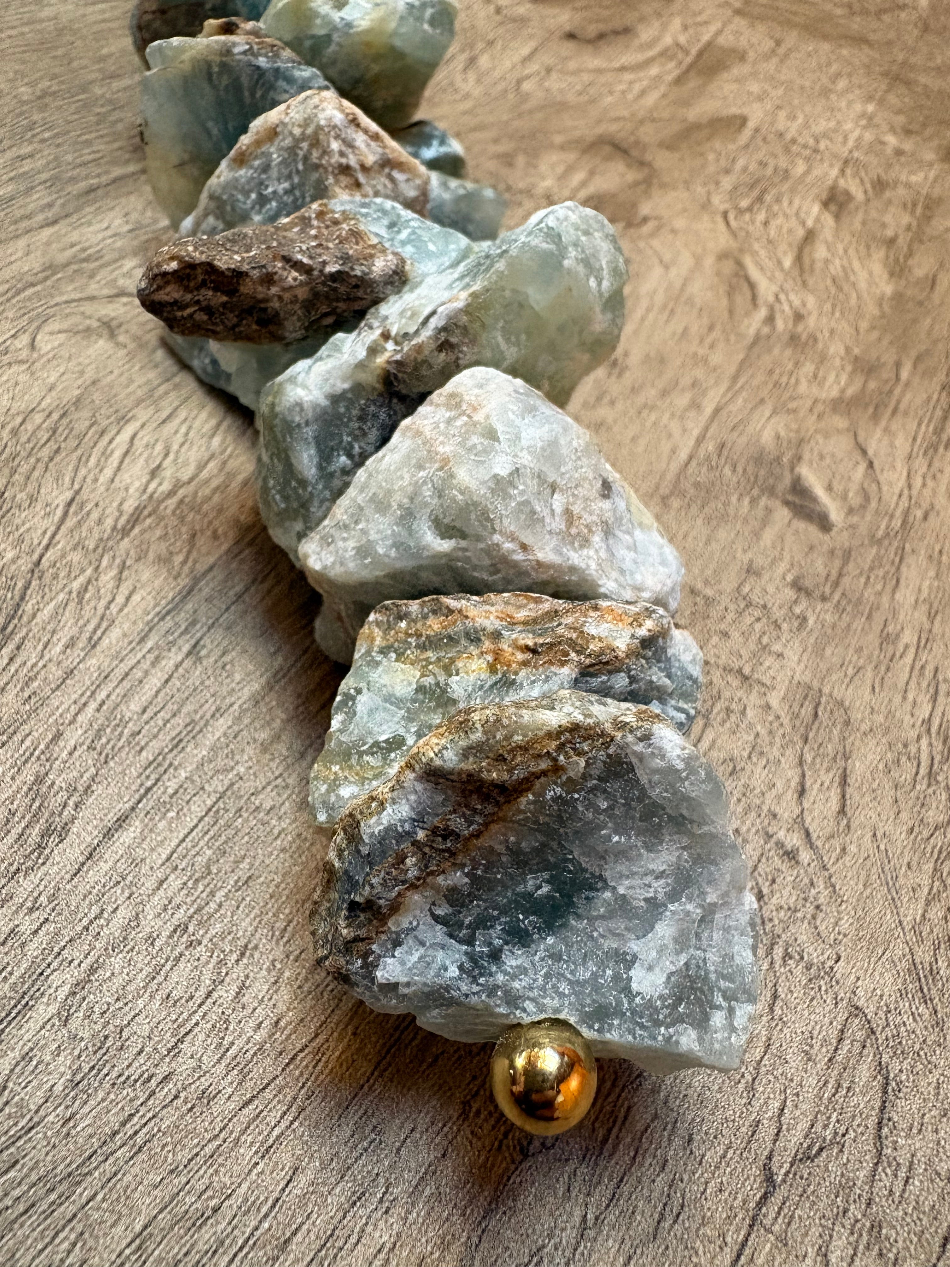 Colar de Mesa - Ônix Azul Bruto com pedra banhada.