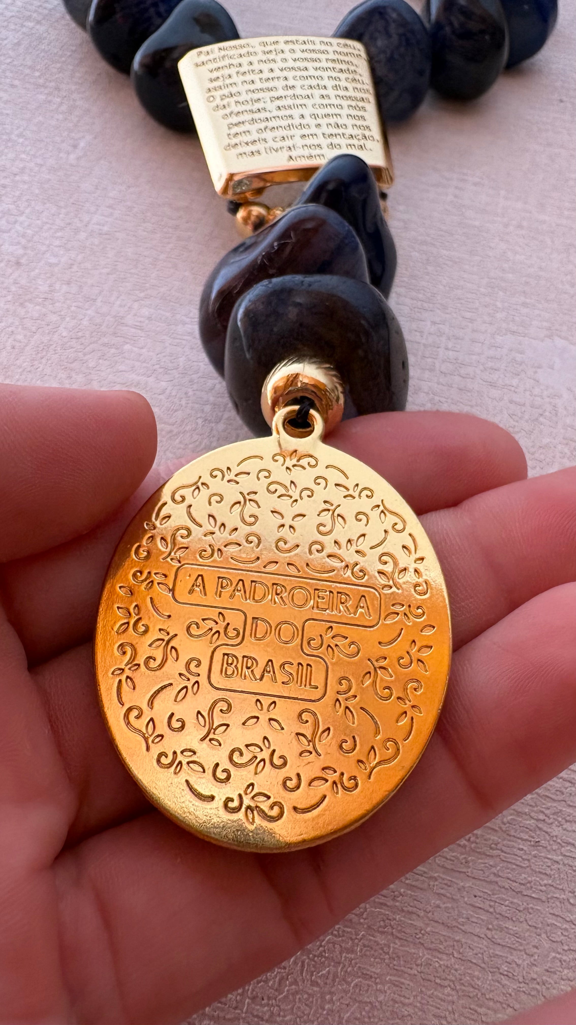 Terço Pai Nosso de Pedras Naturais - Ágata Azul com Medalha da Nossa Senhora.
