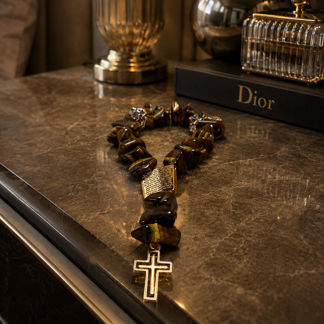 Terço Decorativo de Olho de Tigre com Cruz banhada.