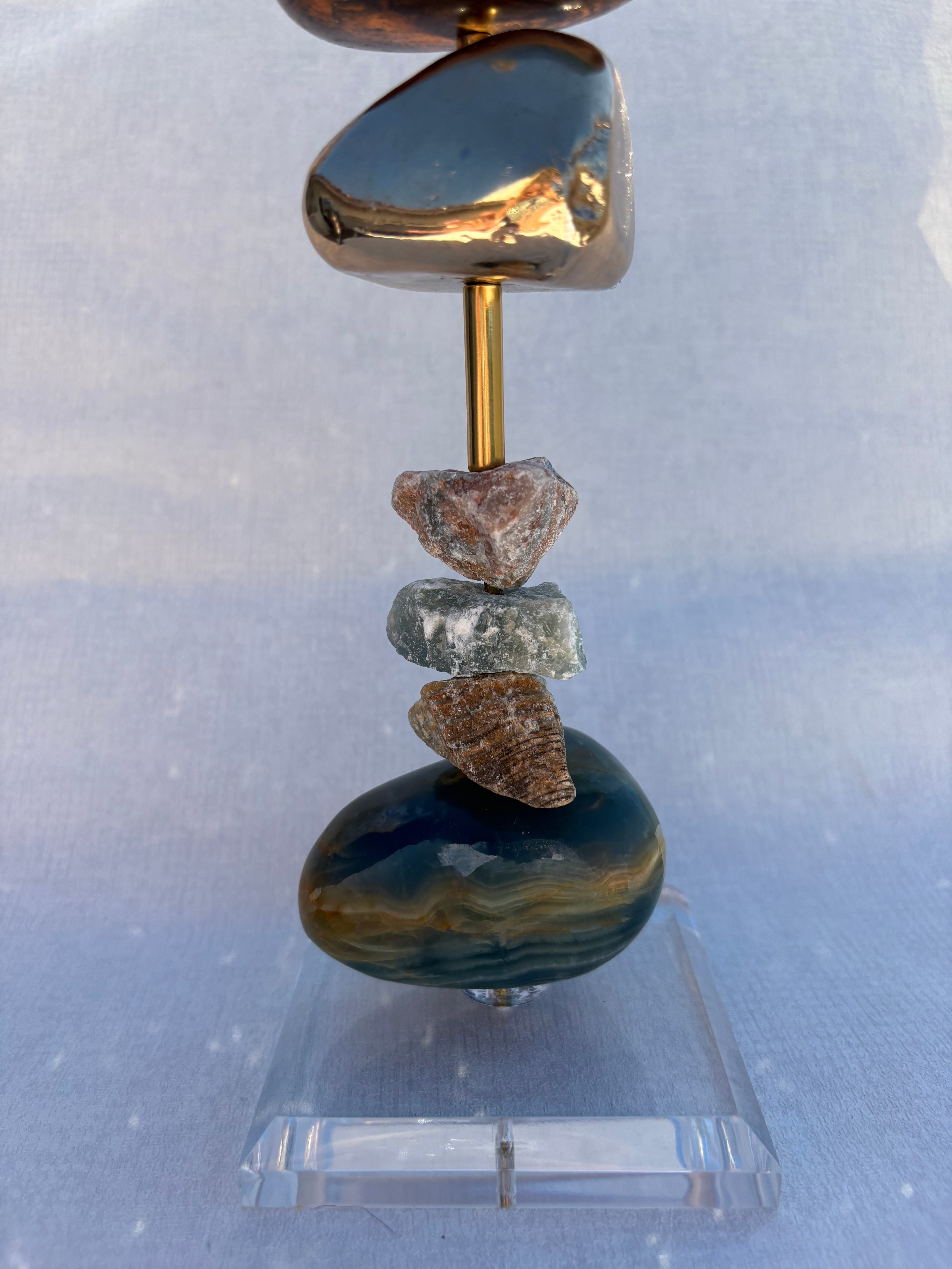 Escultura Decorativa de Ônix Azul e esfera banhada.