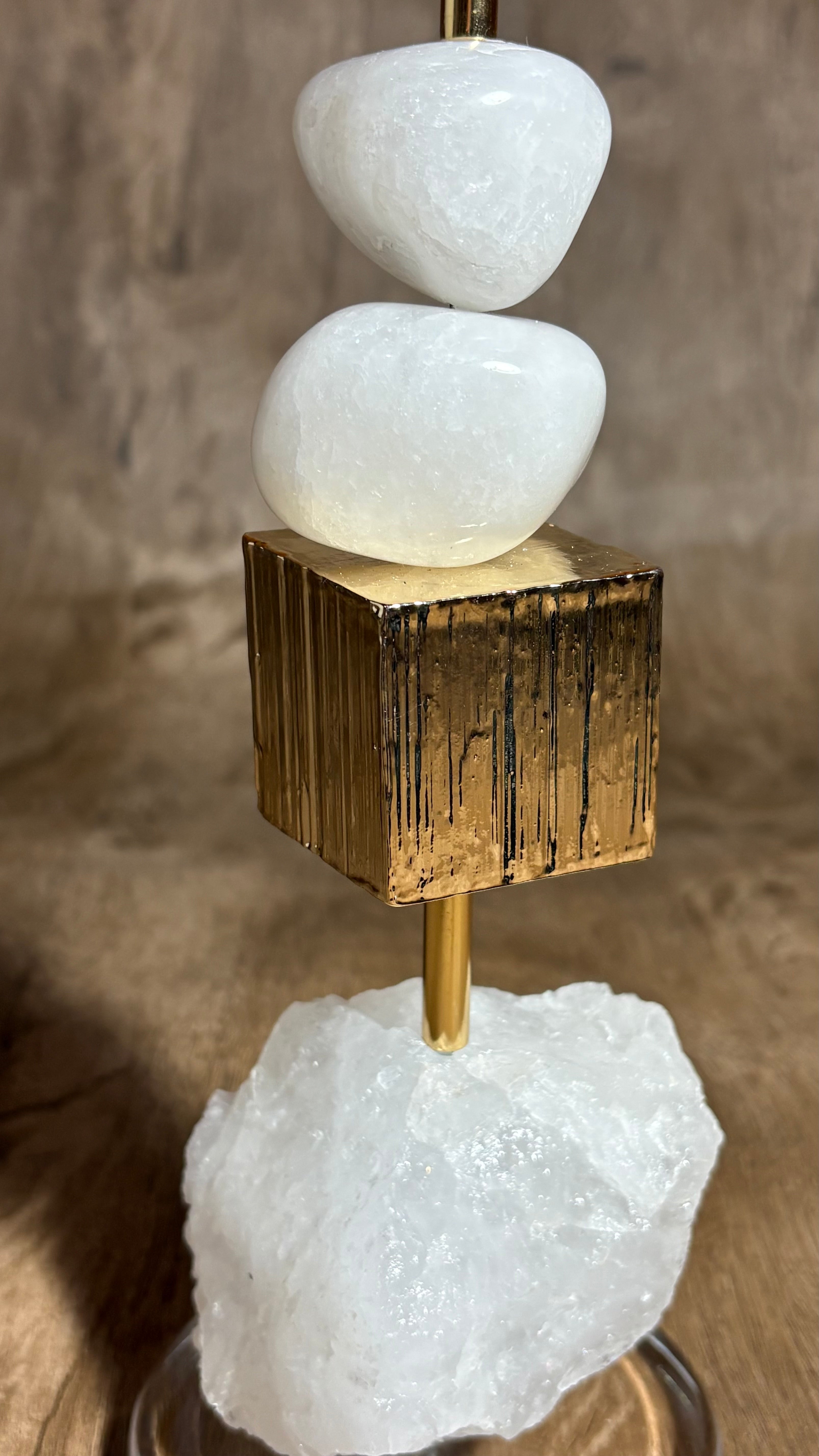 Escultura Decorativa de Quartzo Branco e esfera banhada. (Cópia)
