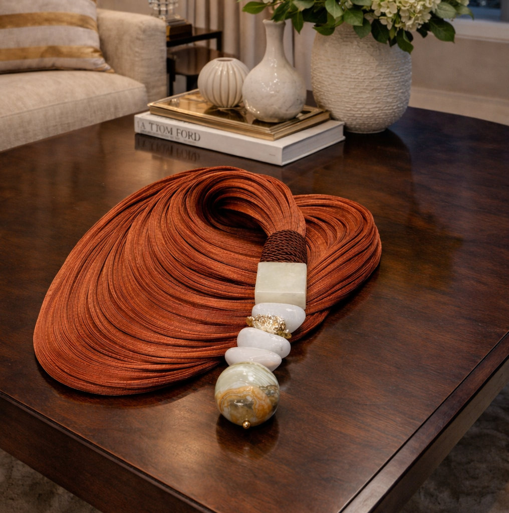 Colar de Mesa Ônix & Quartzo Branco com Detalhe Dourado