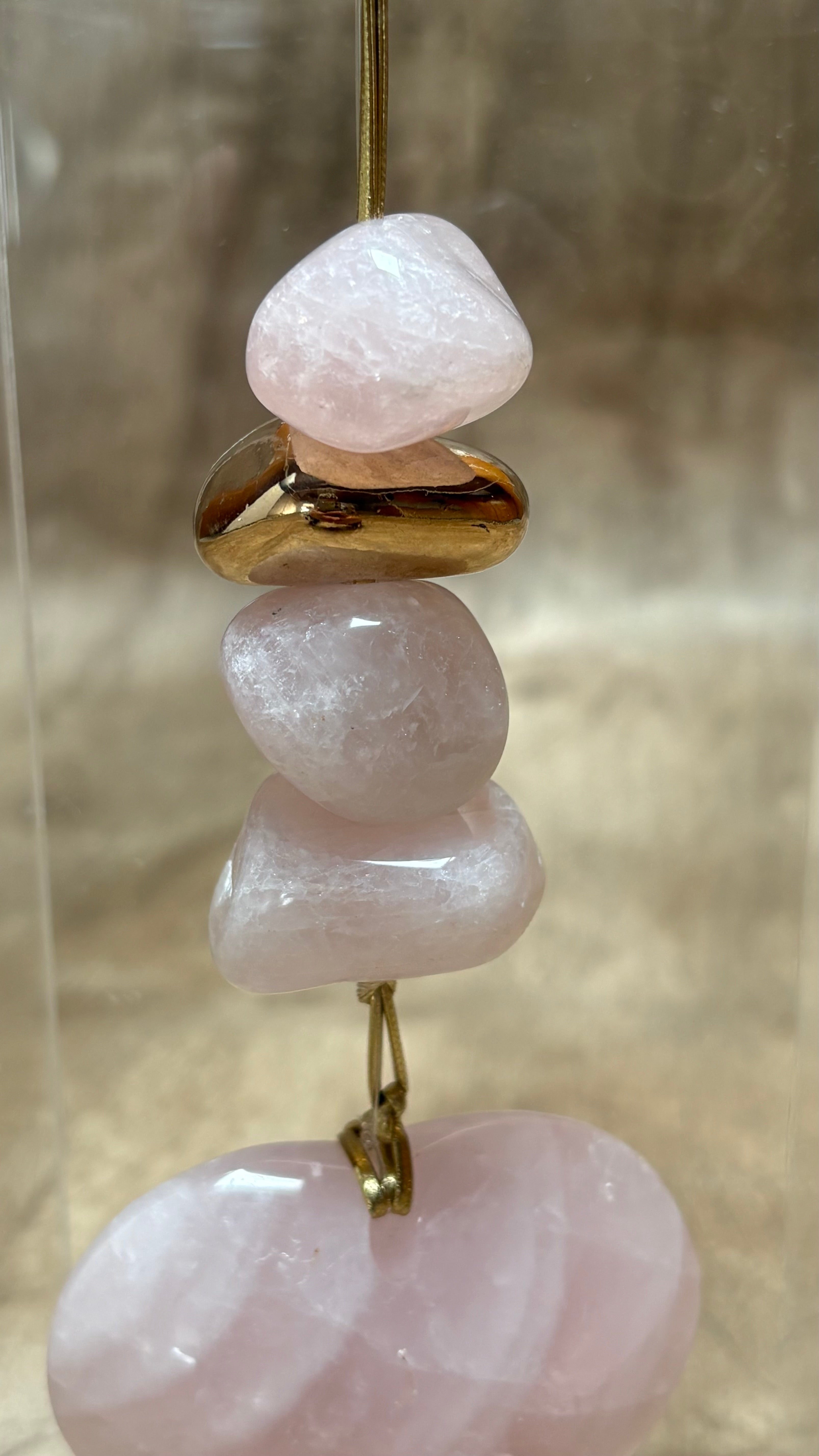Caixa decorativa de acrílico de pedras de Quartzo rosa e coração.