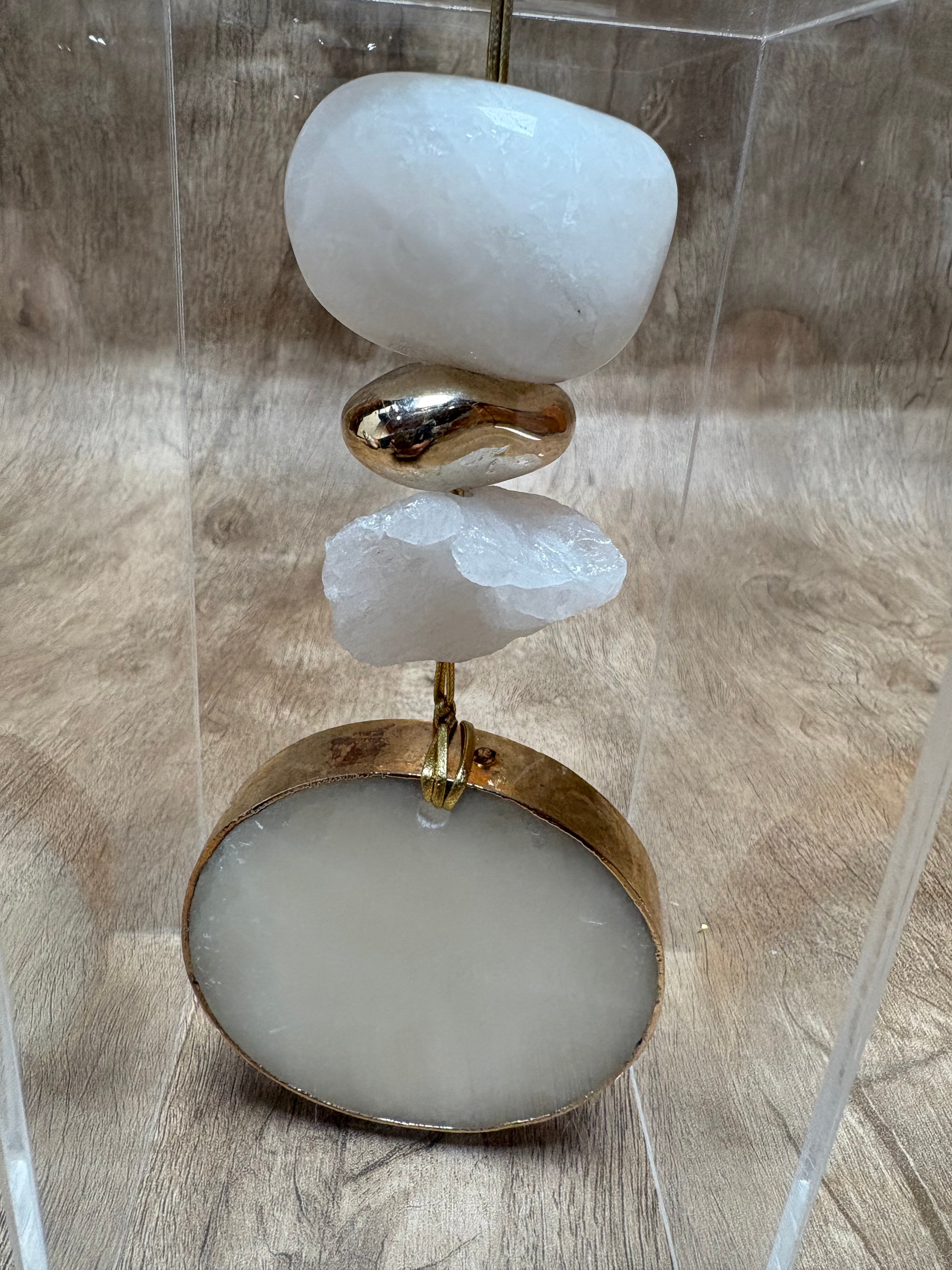 Caixa decorativa de acrílico de Quartzo Braço e Selenita Banhada.