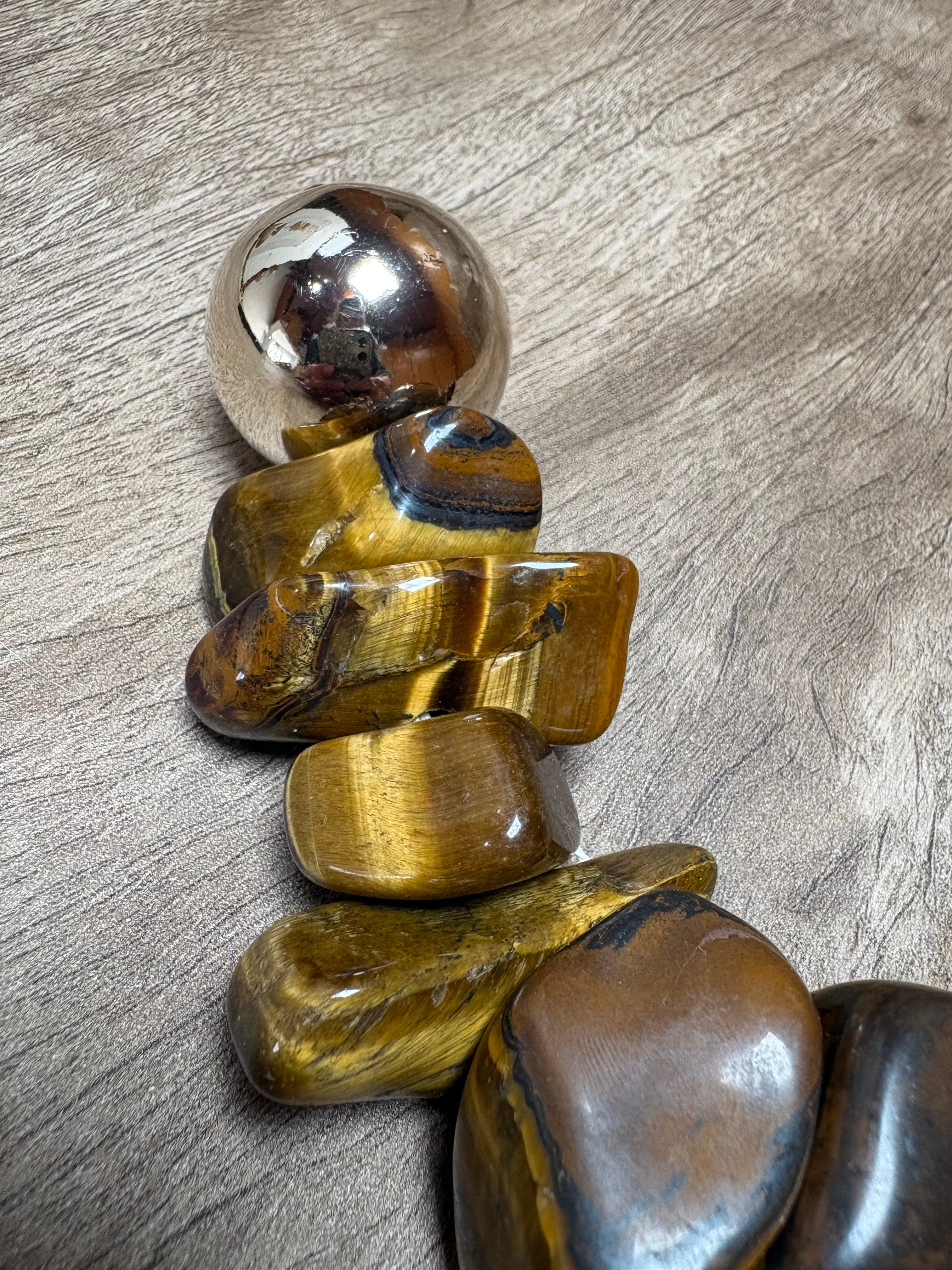 Colar de Mesa de Olho de Tigre com Esfera Banhada.