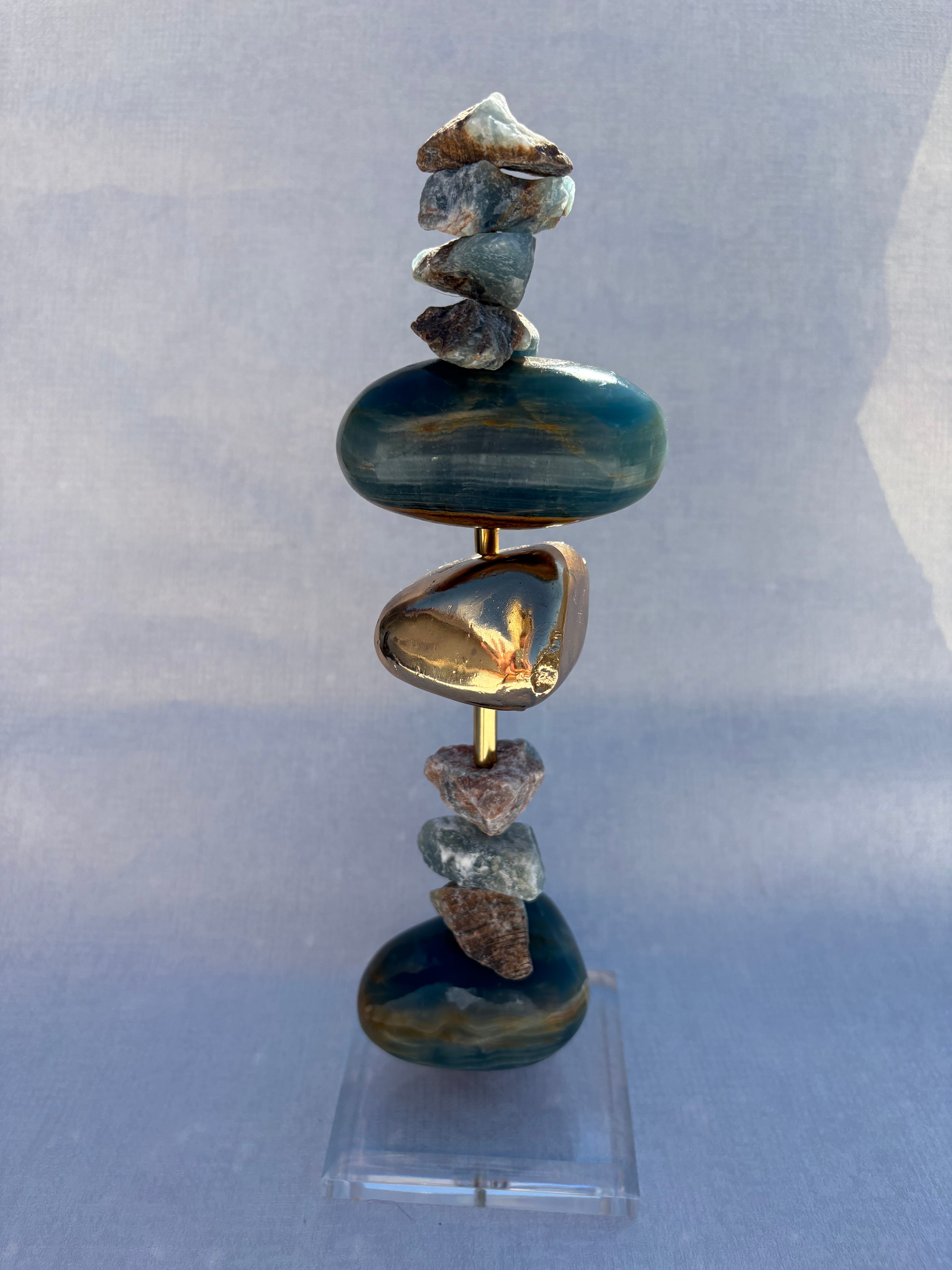 Escultura Decorativa de Ônix Azul e esfera banhada.