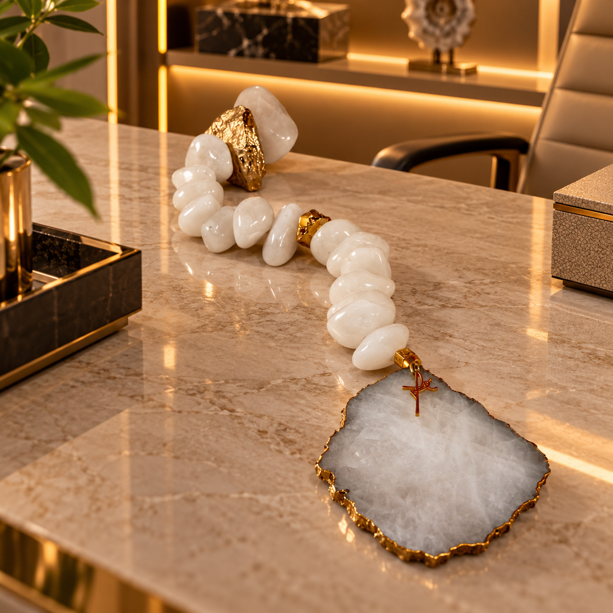 Colar de Mesa Fialho com pedras naturais - Quartzo Branco com Banhada e Pingente Fé.