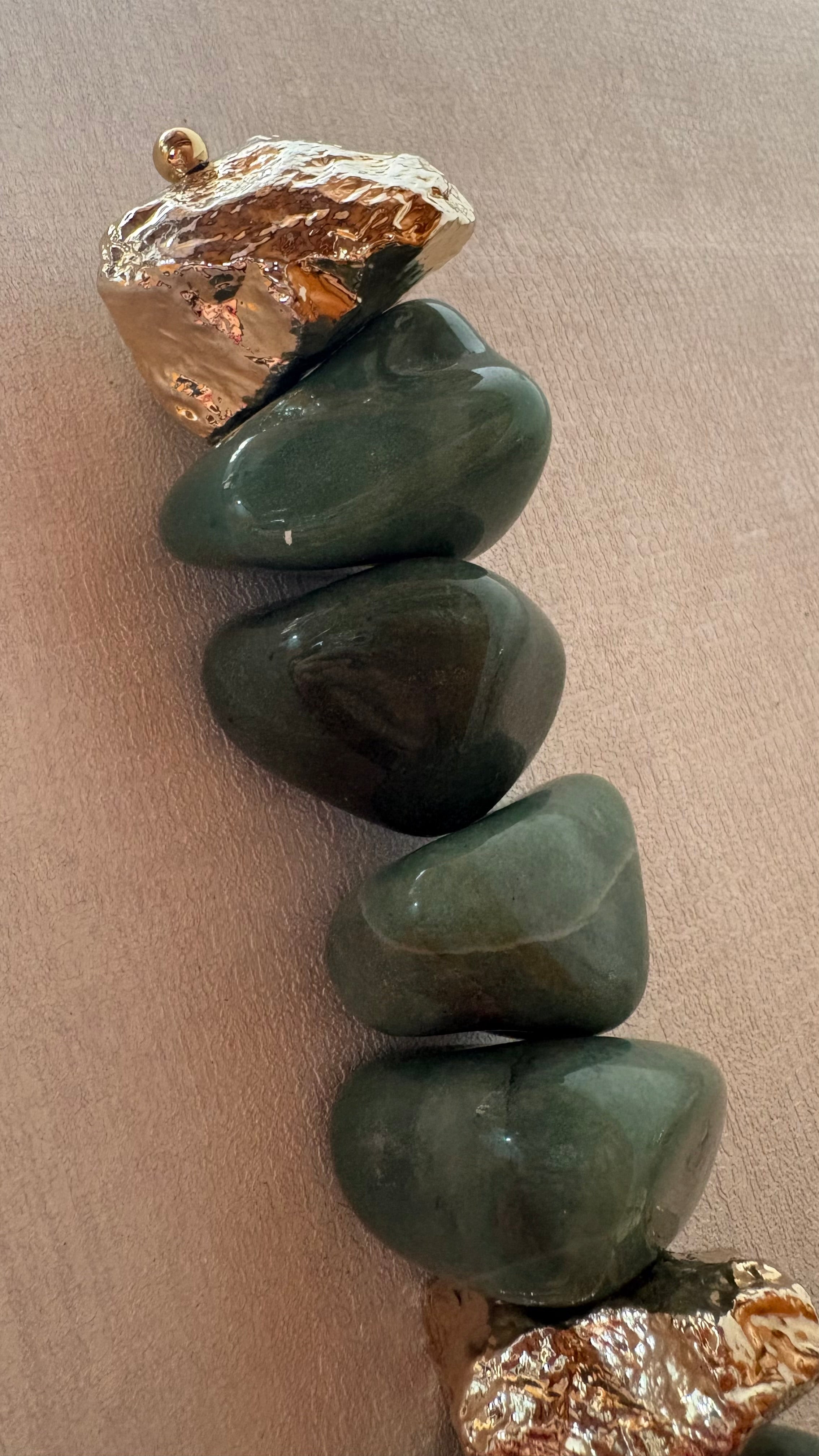 Colar de Mesa - Quartzo Verde Rolado e Pedra Banhada Bruta.