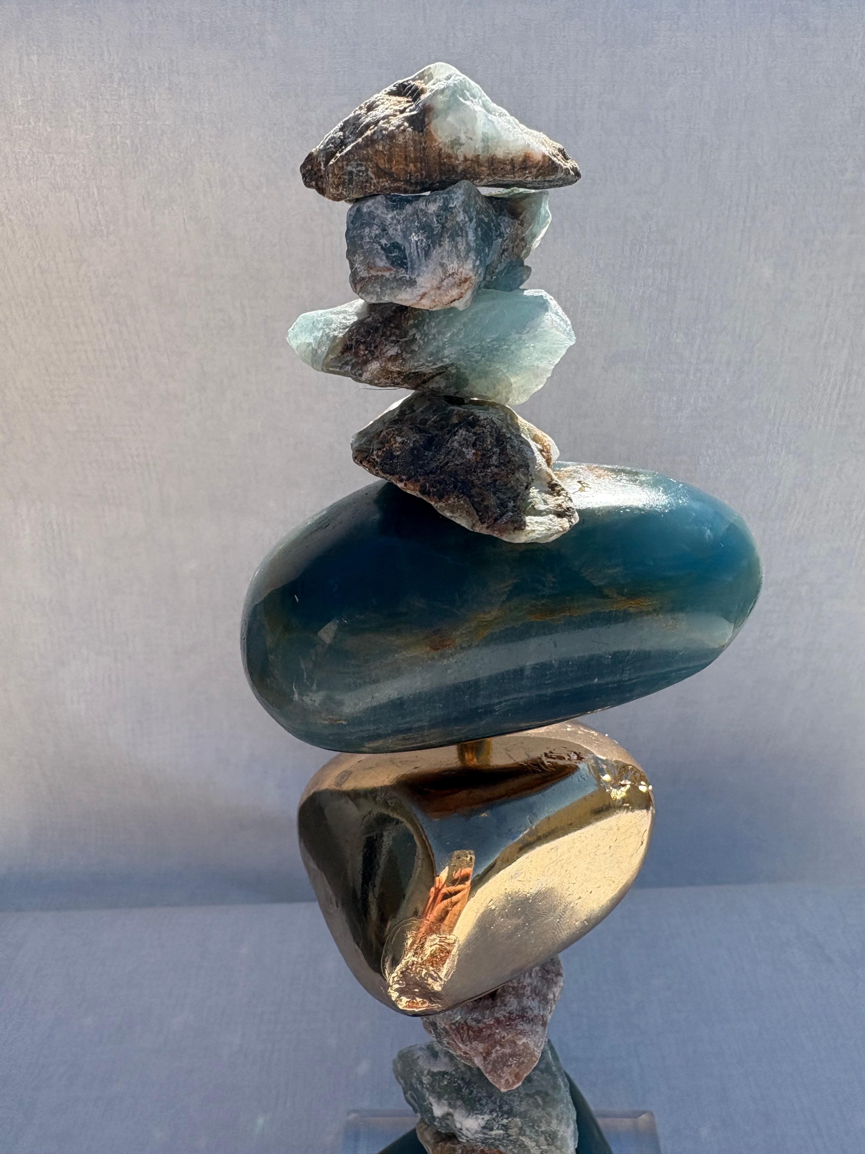 Escultura Decorativa de Ônix Azul e esfera banhada.