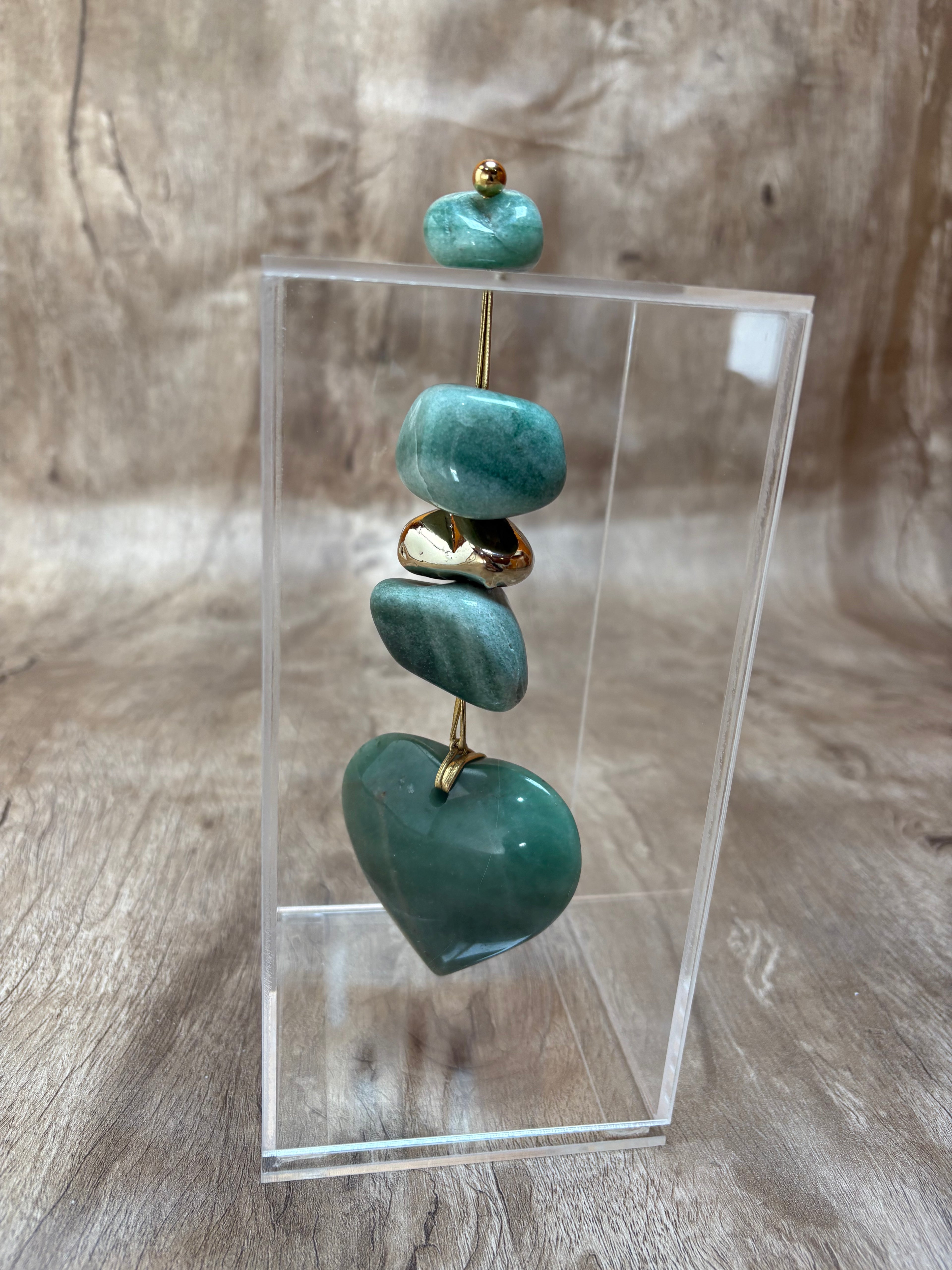 Caixa decorativa de acrílico de pedras de Quartzo verde e coração.