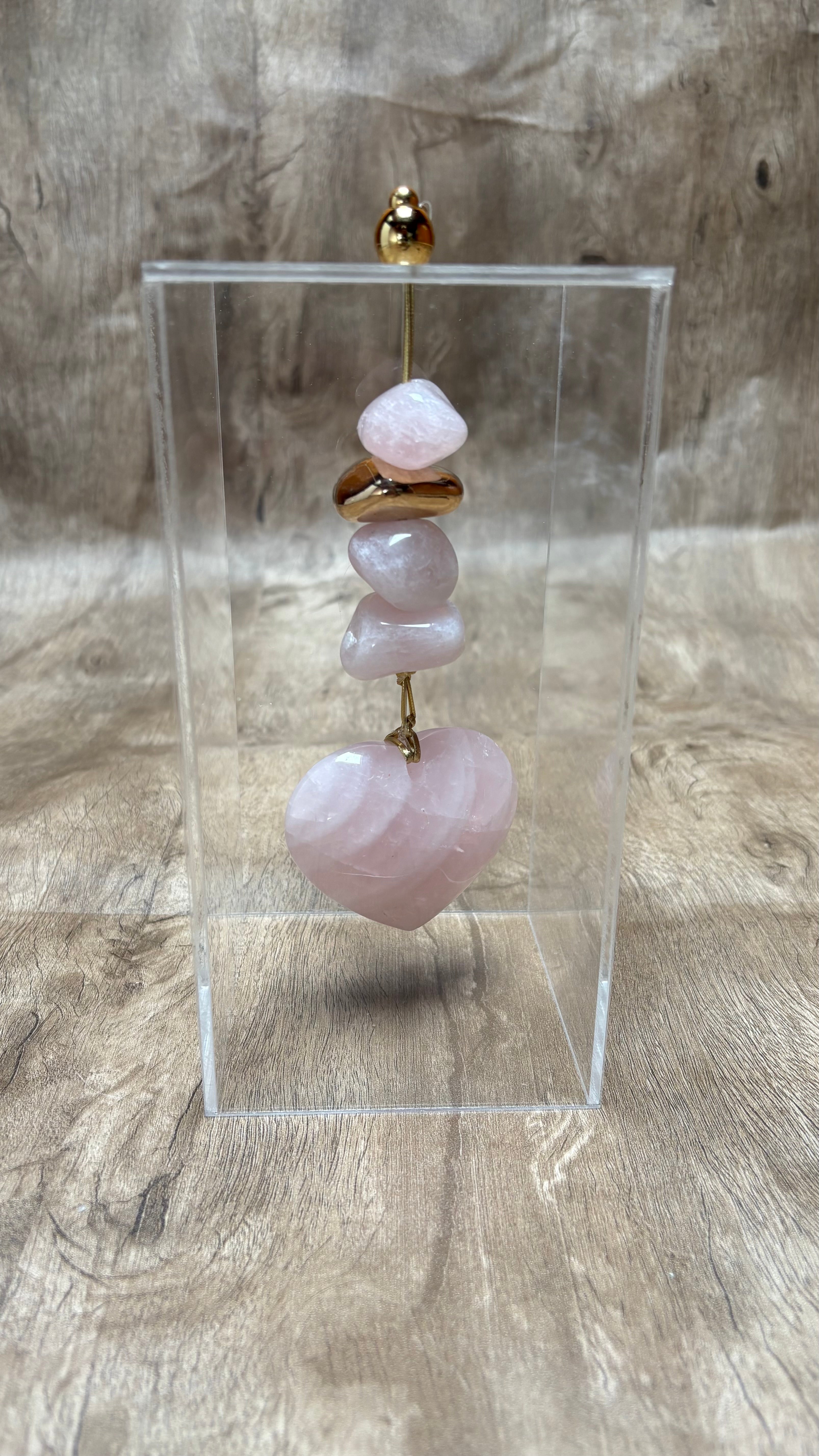 Caixa decorativa de acrílico de pedras de Quartzo rosa e coração.