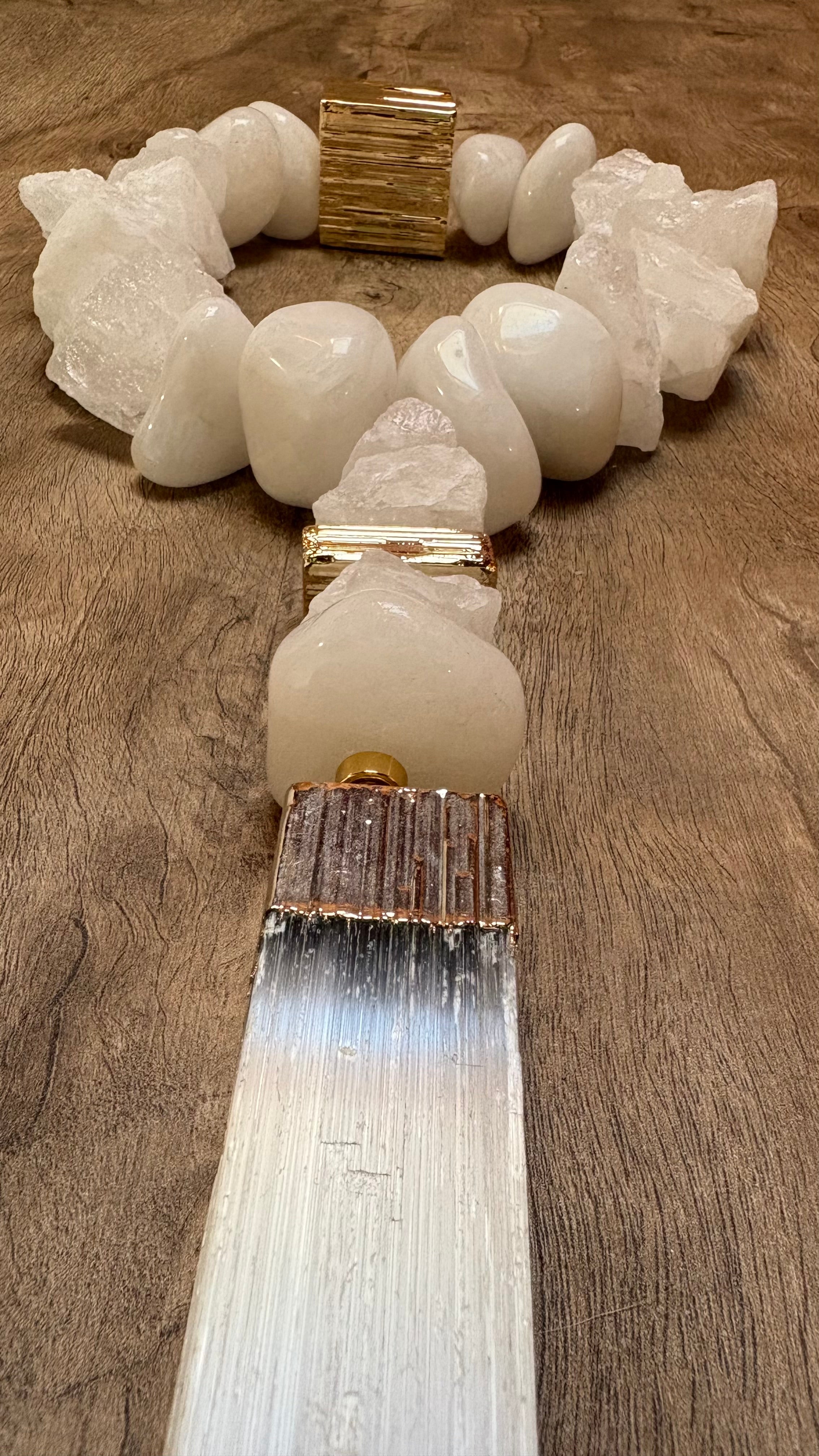 Colar de Mesa Carla- Quartzo Branco com Selenita Banhada.