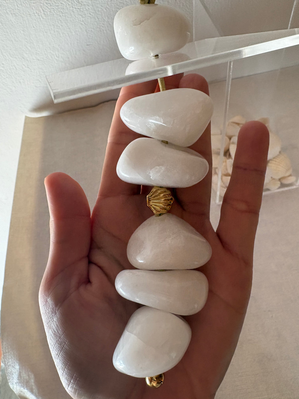 Caixa decorativa de acrílico de Concha com Quartzo Branco.