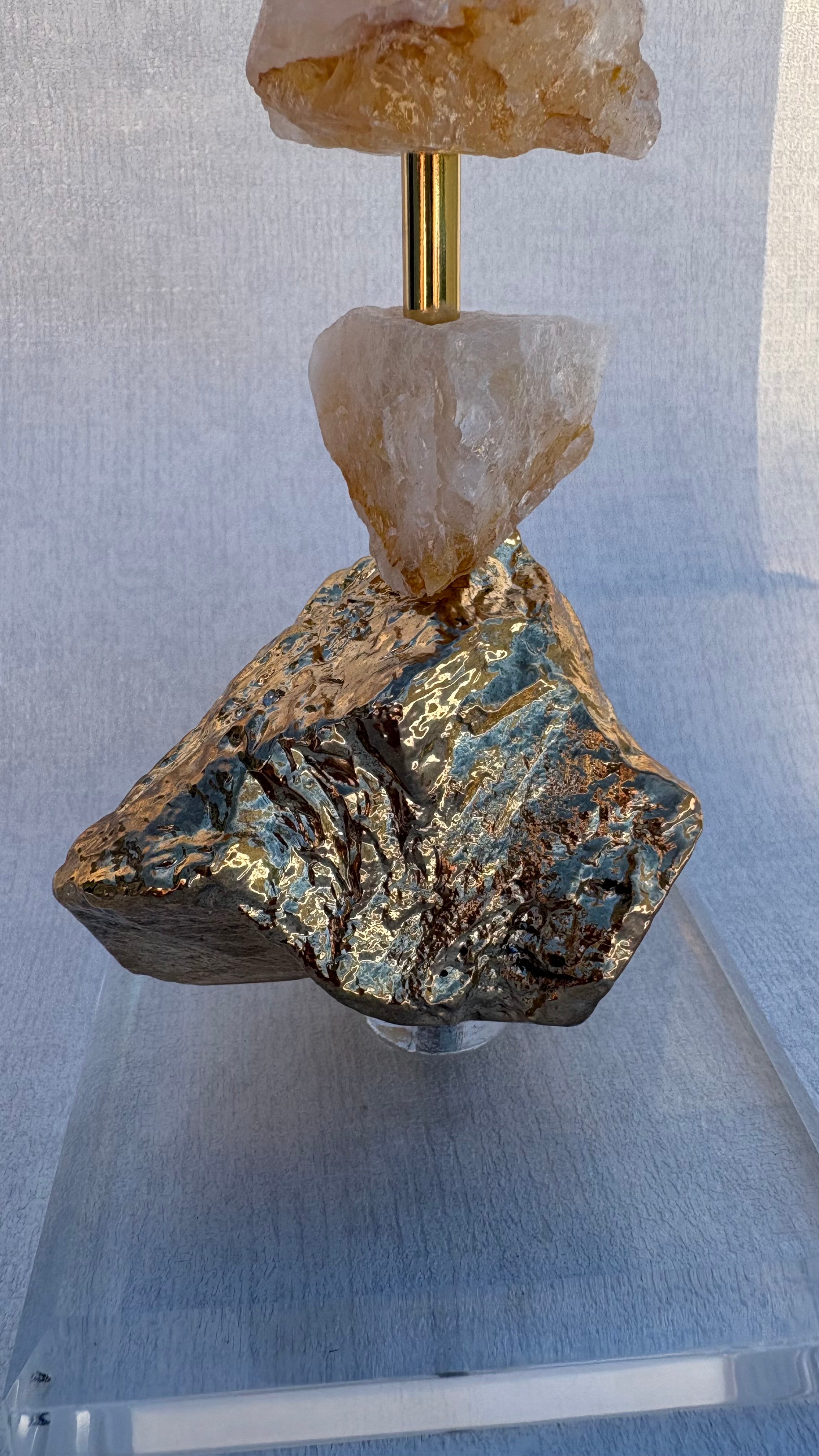 Escultura Decorativa de Hematoide Bruta e Pedra Única banhada.