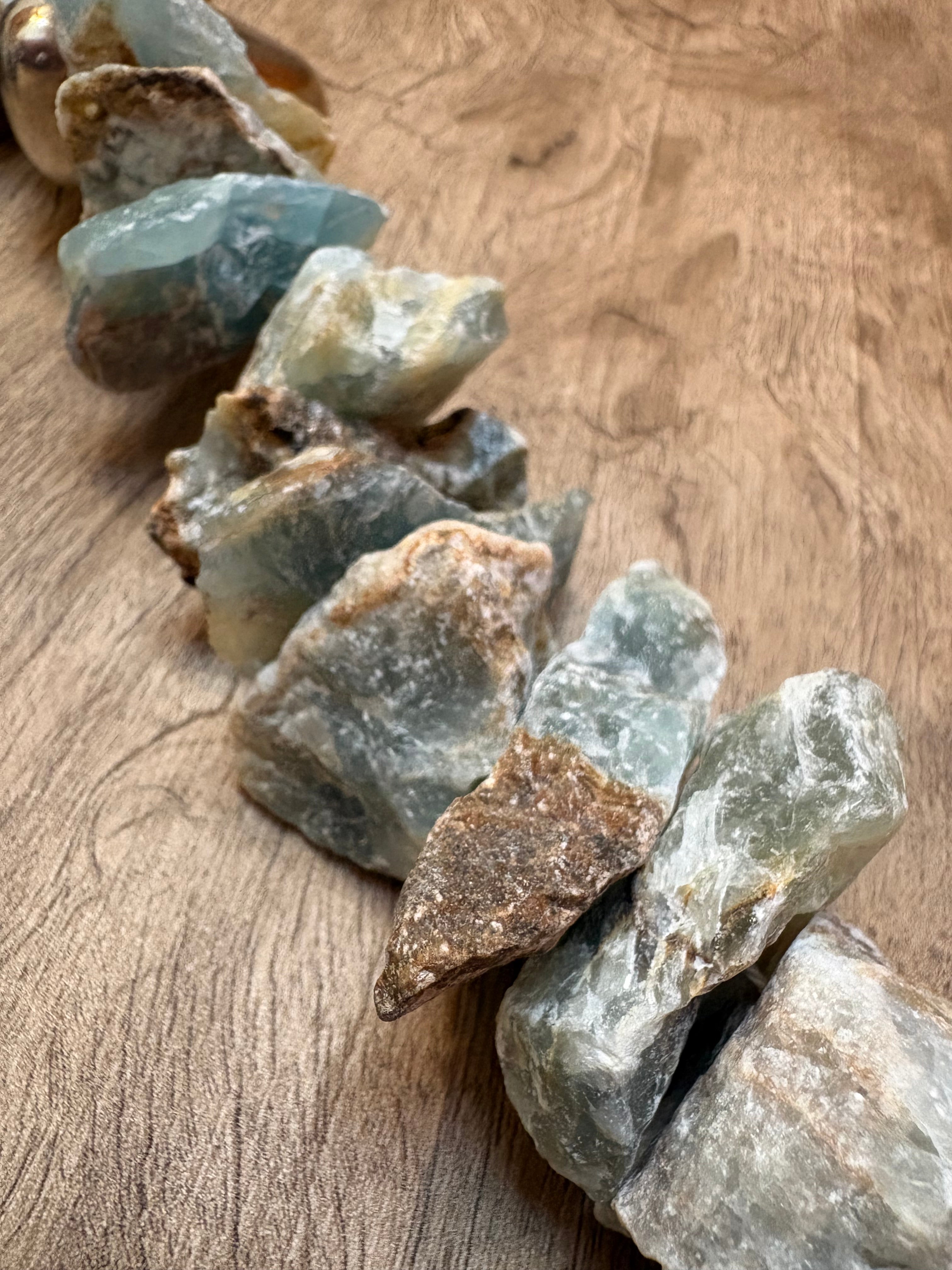 Colar de Mesa - Ônix Azul Bruto com pedra banhada.