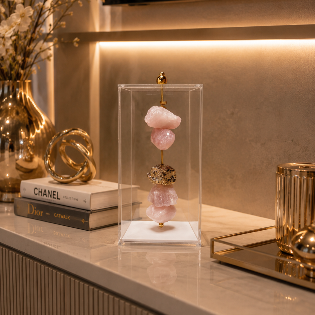 Caixa de Acrílico Decorativa Com Pedra Natural - Quartzo Rosa com dourado.