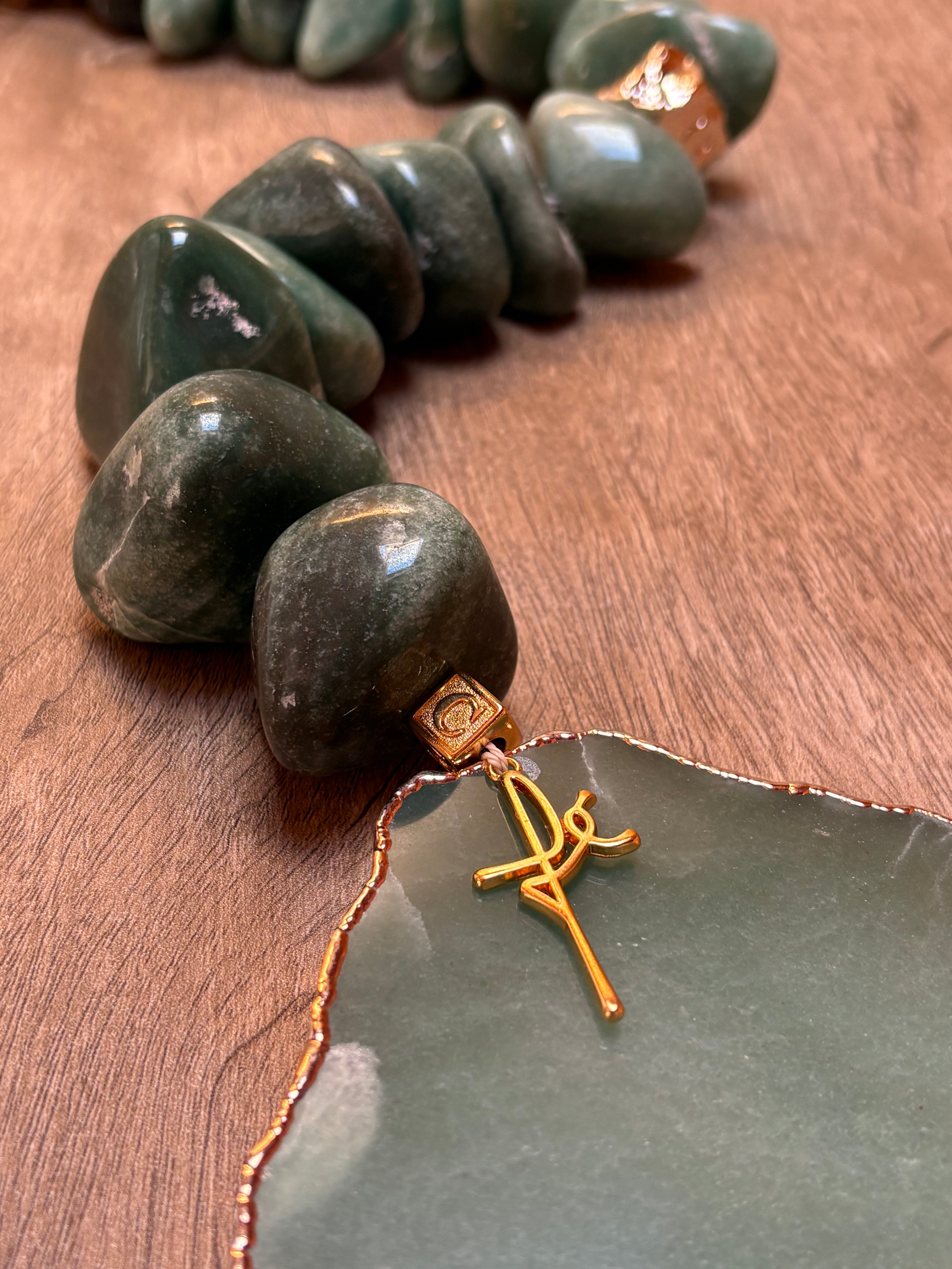Colar de Mesa Fialho com pedras naturais - Quartzo verde com Banhada.