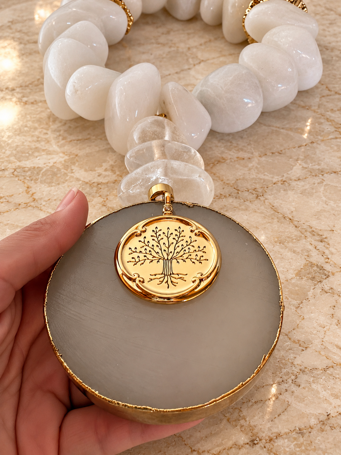 Colar de Mesa Ivy - Quartzo Branco com Selenita e medalha da Árvore da Família.