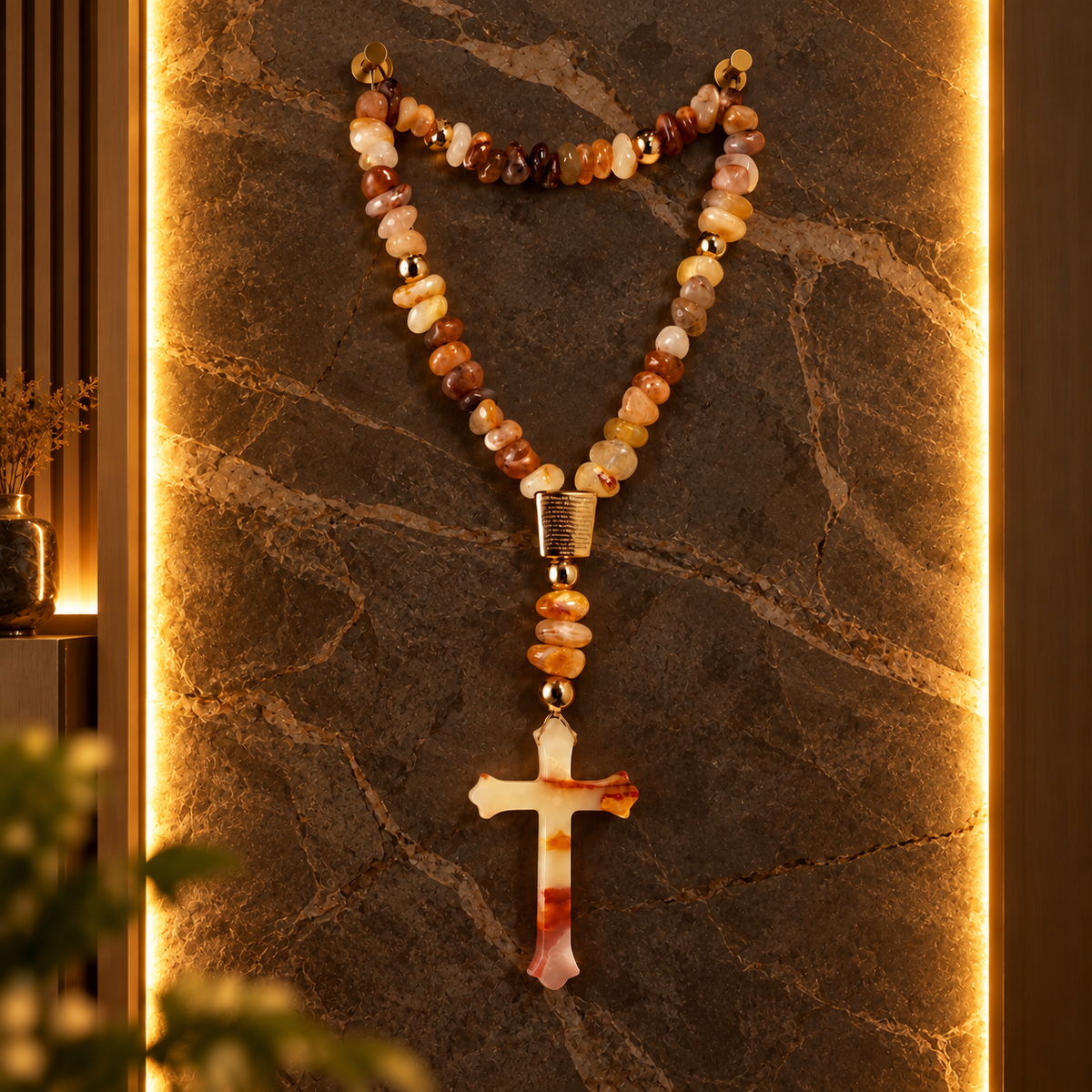 Terço decorativo de Pedras Naturais - Hematóide e Cruz de Ônix com 53 contas.