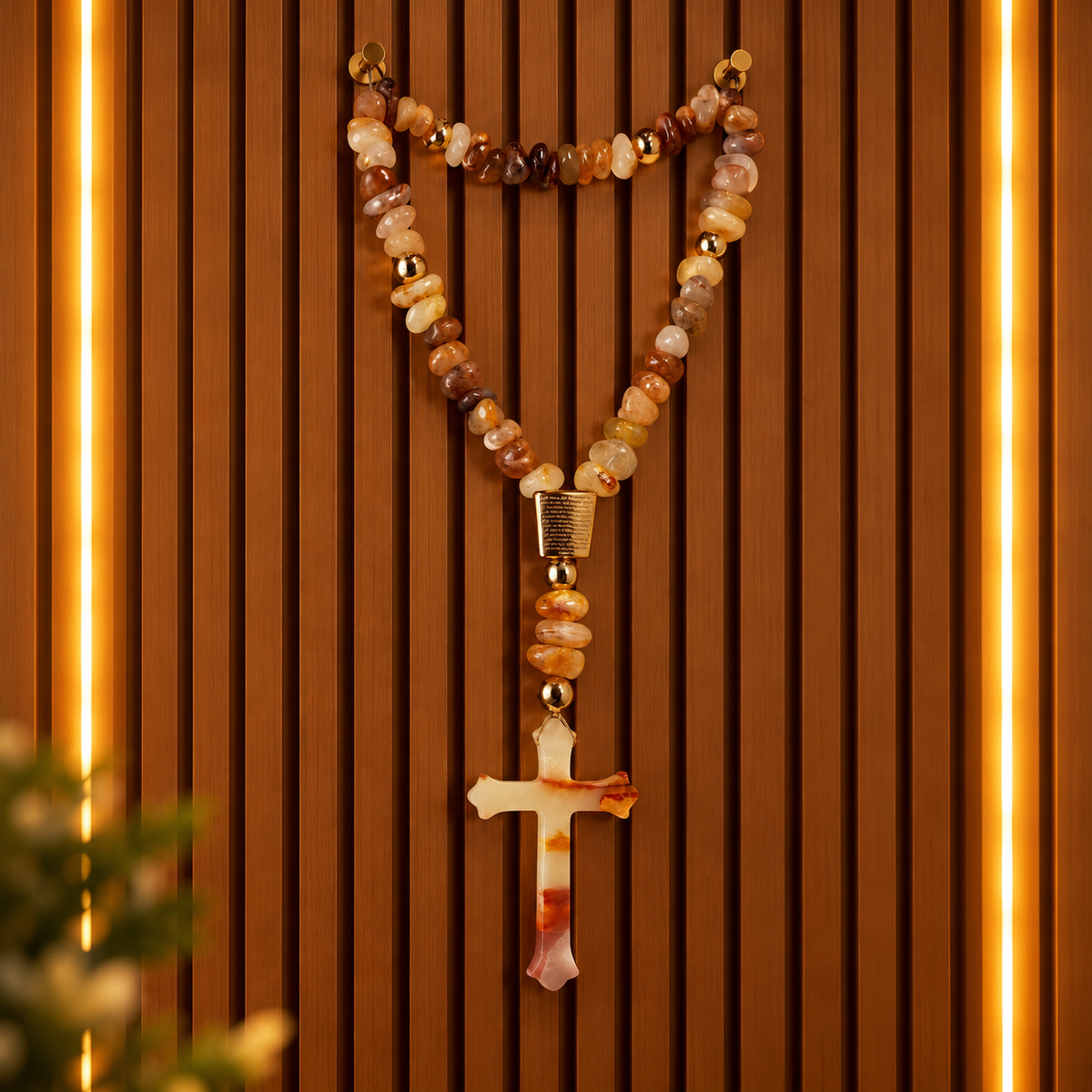 Terço decorativo de Pedras Naturais - Hematóide e Cruz de Ônix com 53 contas.