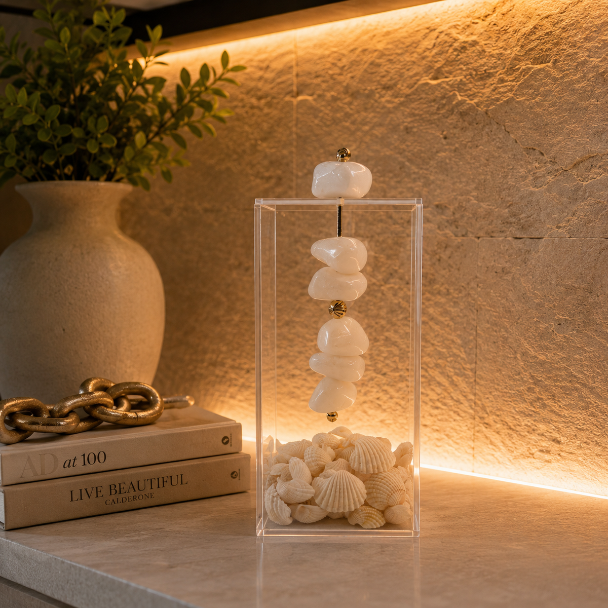 Caixa decorativa de acrílico de Concha com Quartzo Branco.
