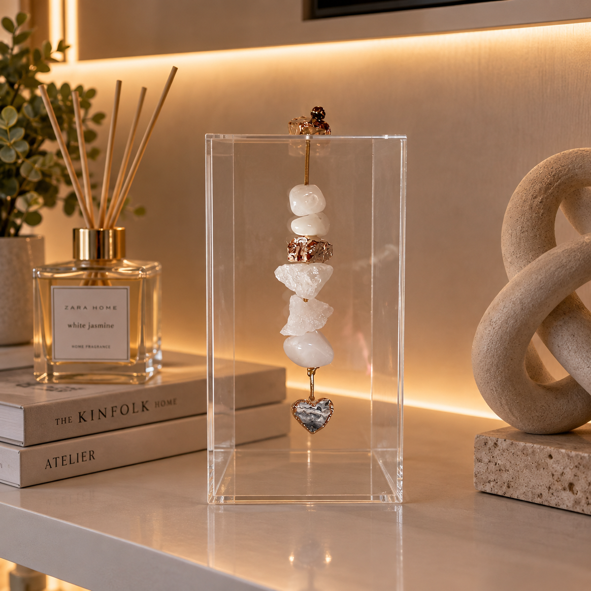 Caixa decorativa de acrílico de Quartzo Branco e Ponteira de Coração .