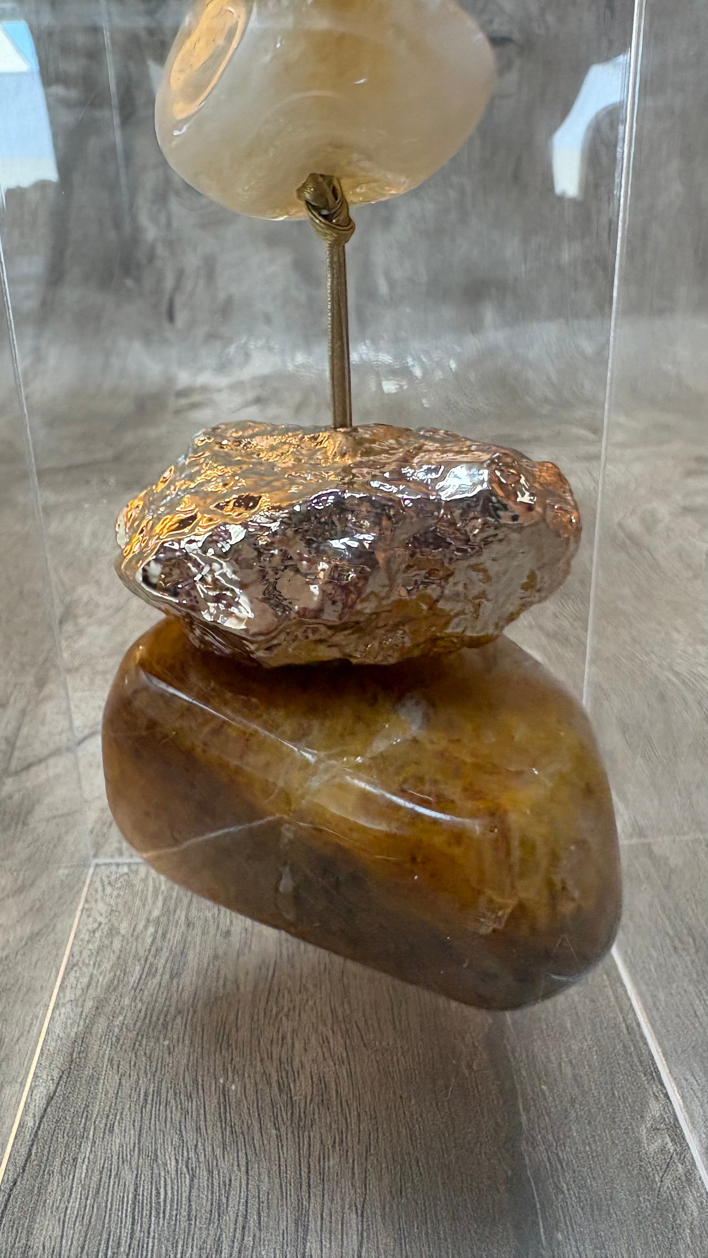 Caixa decorativa de acrílico de Citrino e Pedra Bruta Banhada.