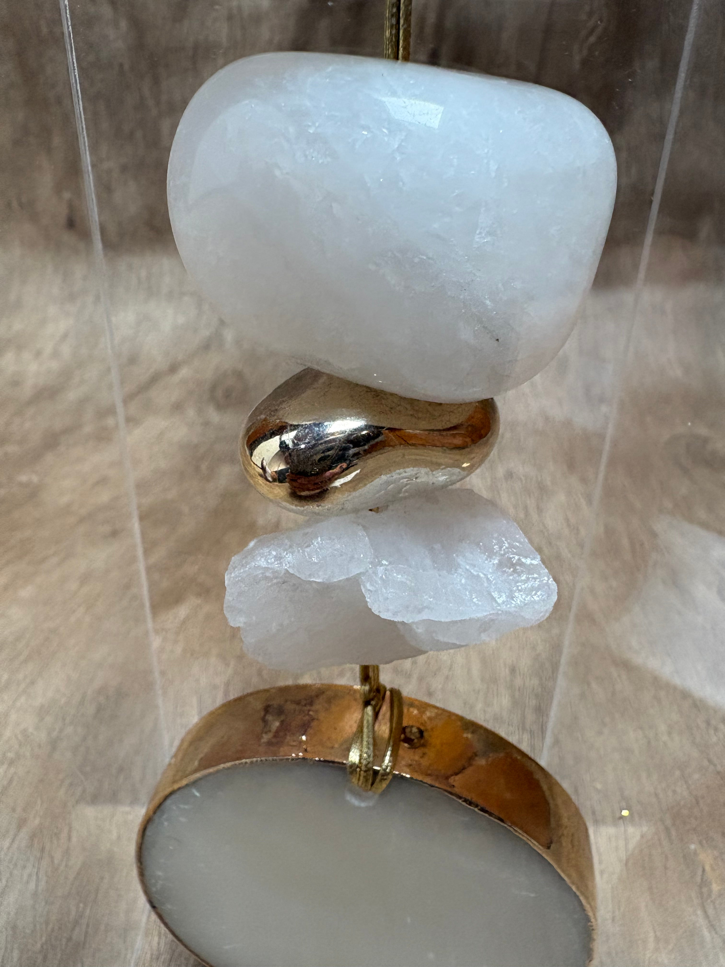 Caixa decorativa de acrílico de Quartzo Braço e Selenita Banhada.