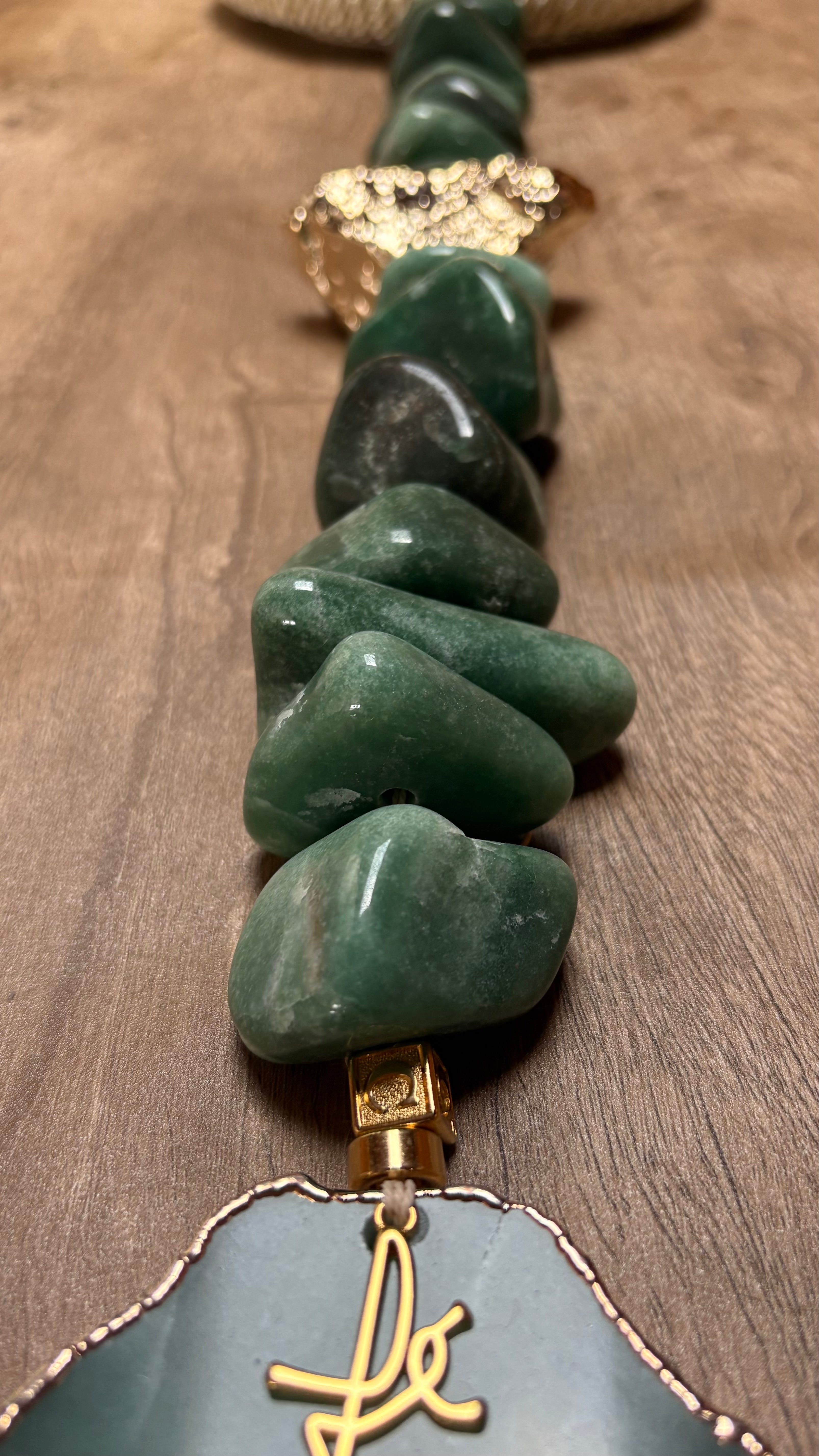 Colar de Mesa Fialho com pedras naturais - Quartzo verde com Macrame.